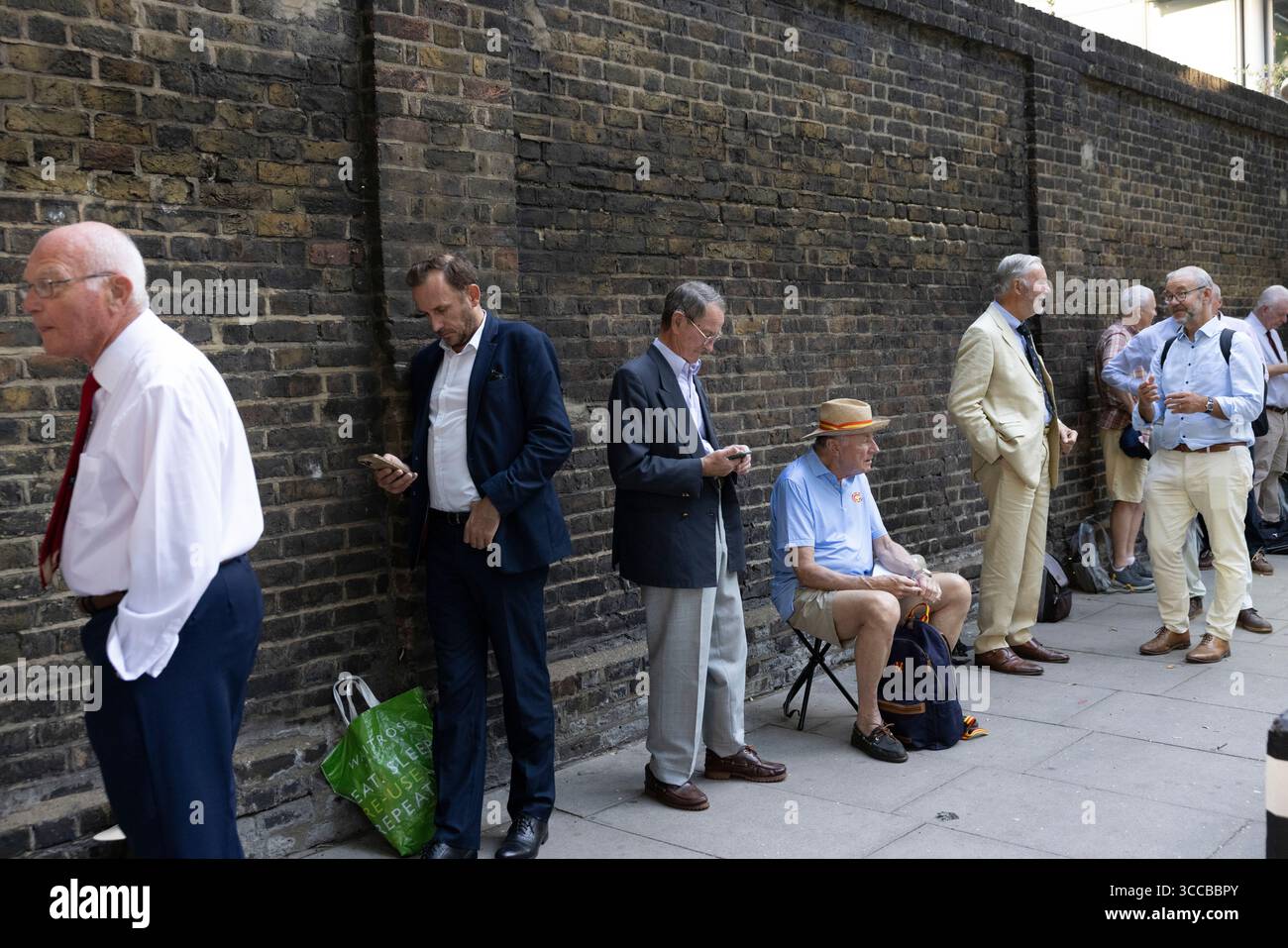 I membri del MCC fanno la fila per entrare al Lord's Cricket Ground per la partita Inghilterra contro India test Match, per assicurarsi i posti assegnati nelle aree dei membri, Londra, Regno Unito Foto Stock