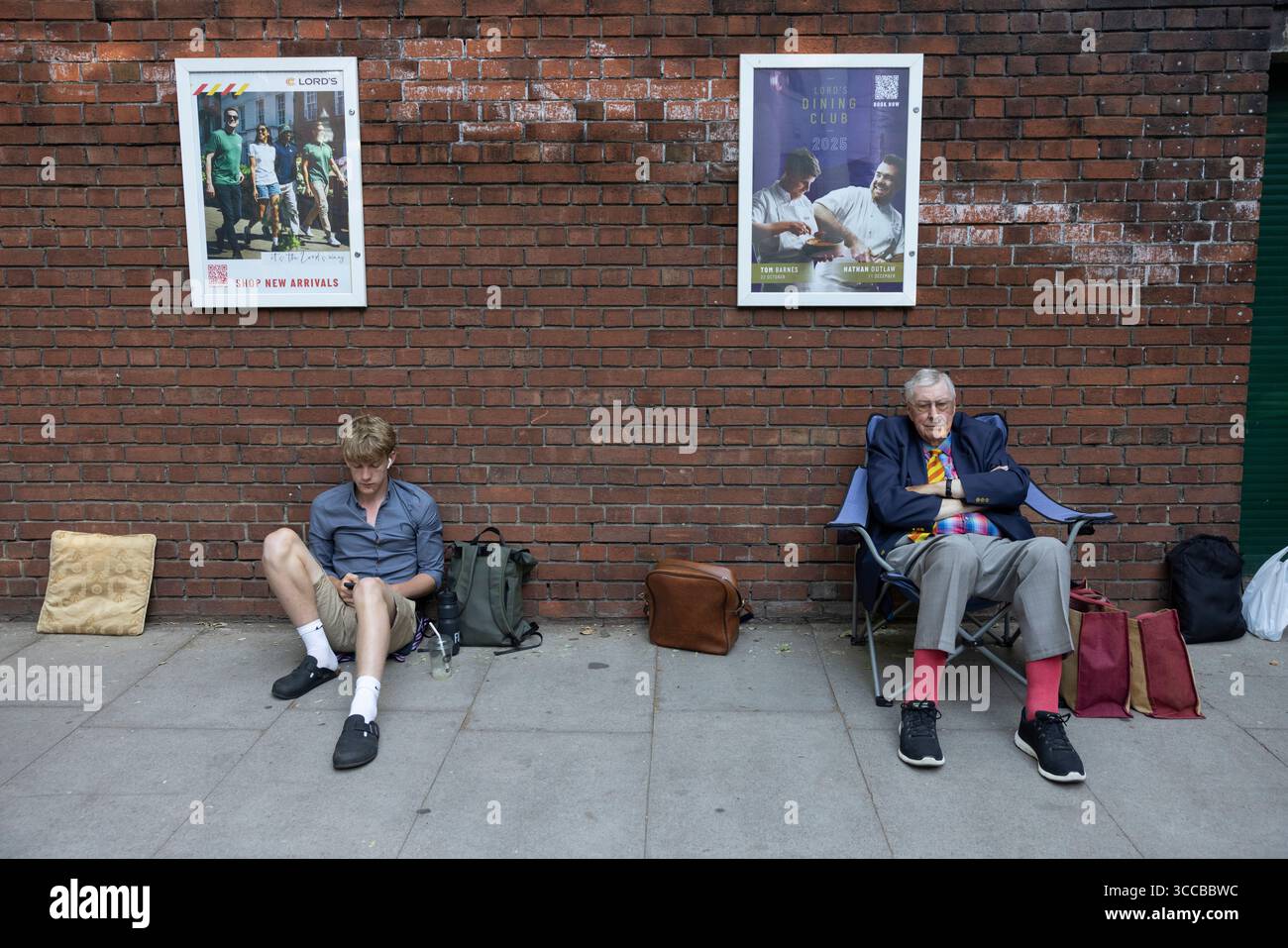 I membri del MCC fanno la fila per entrare al Lord's Cricket Ground per la partita Inghilterra contro India test Match, per assicurarsi i posti assegnati nelle aree dei membri, Londra, Regno Unito Foto Stock