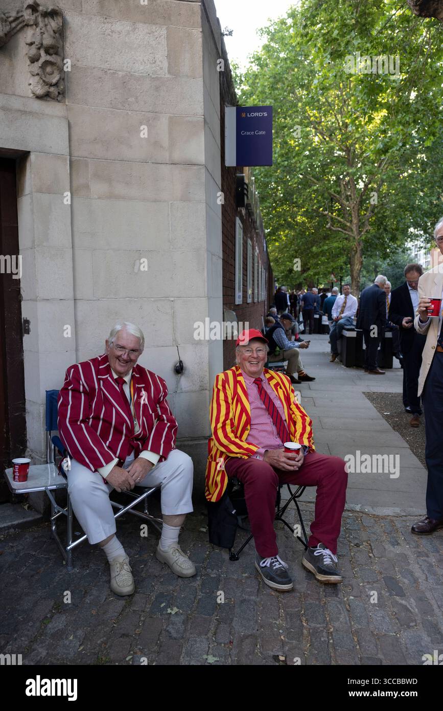 I membri del MCC fanno la fila per entrare al Lord's Cricket Ground per la partita Inghilterra contro India test Match, per assicurarsi i posti assegnati nelle aree dei membri, Londra, Regno Unito Foto Stock