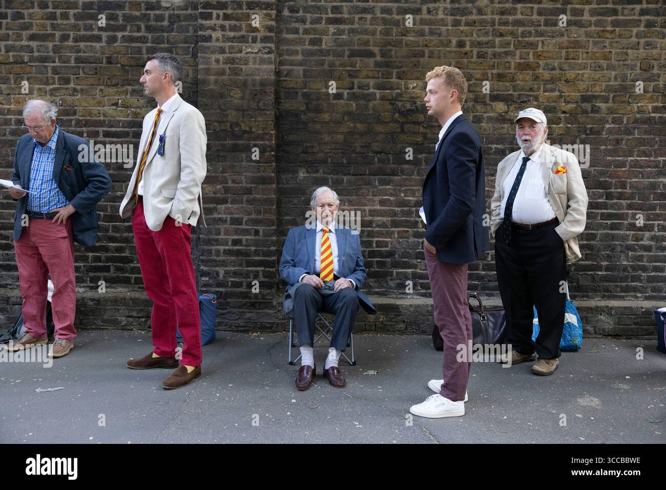 I membri del MCC fanno la fila per entrare al Lord's Cricket Ground per la partita Inghilterra contro India test Match, per assicurarsi i posti assegnati nelle aree dei membri, Londra, Regno Unito Foto Stock