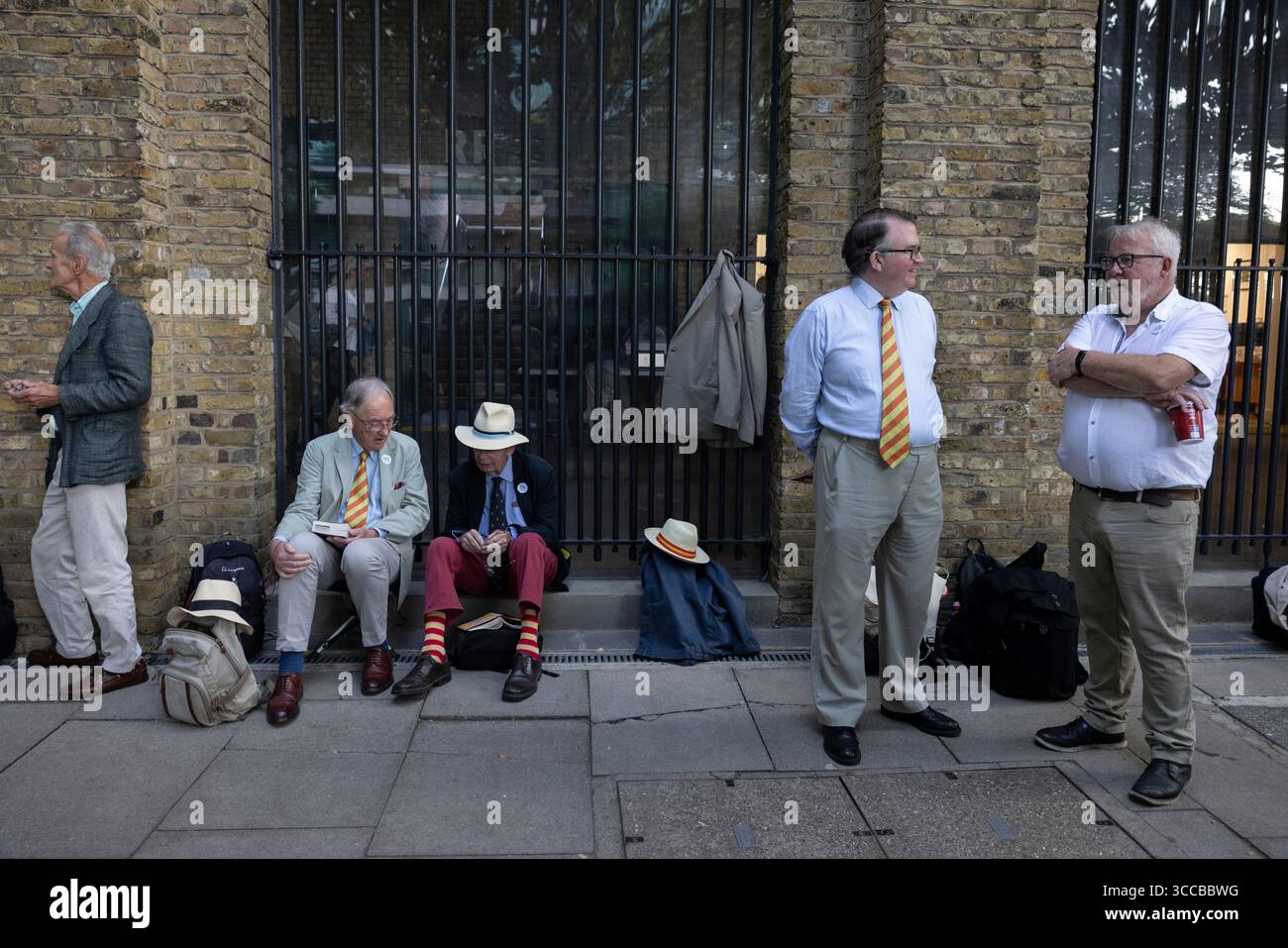 I membri del MCC fanno la fila per entrare al Lord's Cricket Ground per la partita Inghilterra contro India test Match, per assicurarsi i posti assegnati nelle aree dei membri, Londra, Regno Unito Foto Stock