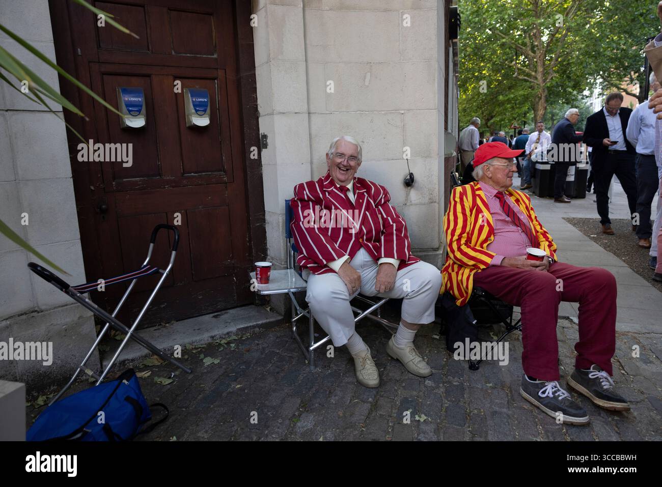 I membri del MCC si incontrano al Lord's Cricket Ground per la partita di test Inghilterra contro India, per assicurarsi i posti assegnati nelle aree dei membri, Londra, Regno Unito Foto Stock