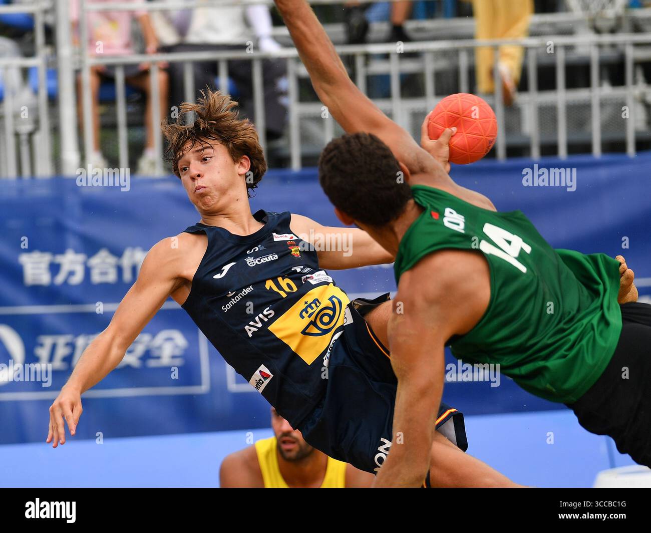 Chengdu, la provincia cinese del Sichuan. 11 agosto 2025. Mario Miranda Sirvent (L) di Spagna gareggia durante la semifinale maschile tra Spagna e Portogallo di Beach Handball ai Giochi mondiali 2025 a Chengdu, nella provincia del Sichuan, sud-ovest della Cina, 11 agosto 2025. Crediti: Zhang Bowen/Xinhua/Alamy Live News Foto Stock