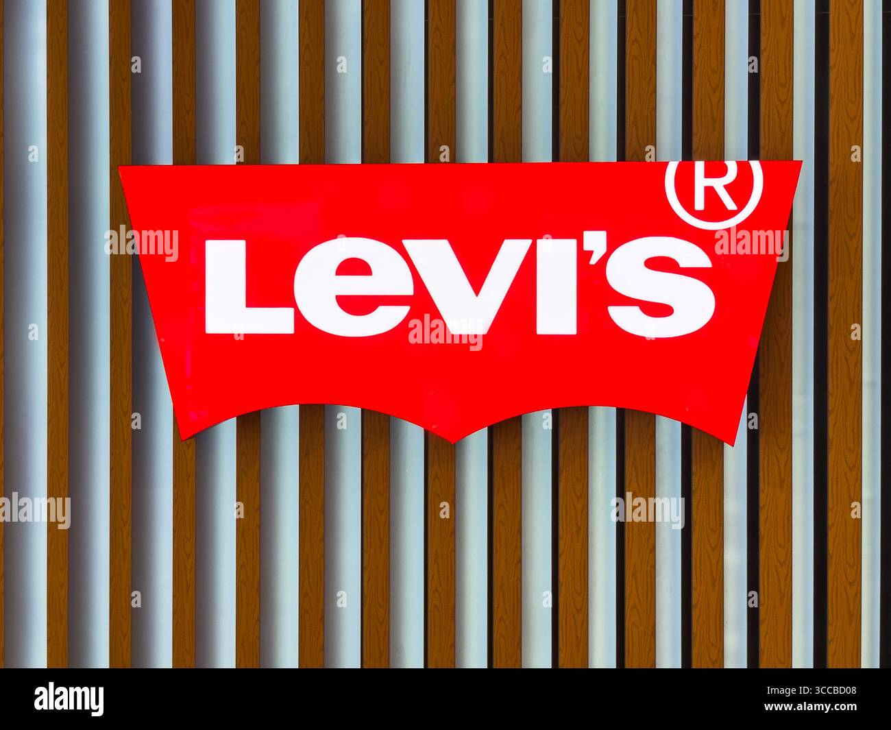 Il grande logo Levi's è esposto su un moderno ripiano retroilluminato con pannelli a righe in un centro commerciale Foto Stock