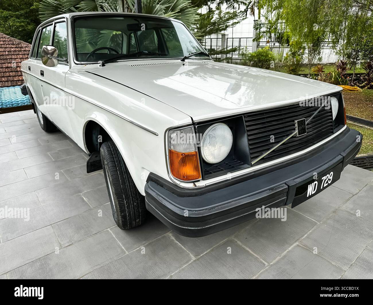 Berlina volvo 240 bianca d'epoca capo dell'auto ufficiale della polizia Royal Malaysia Police Museum kuala lumpur malaysia - Immagine stock catturata con smartphone