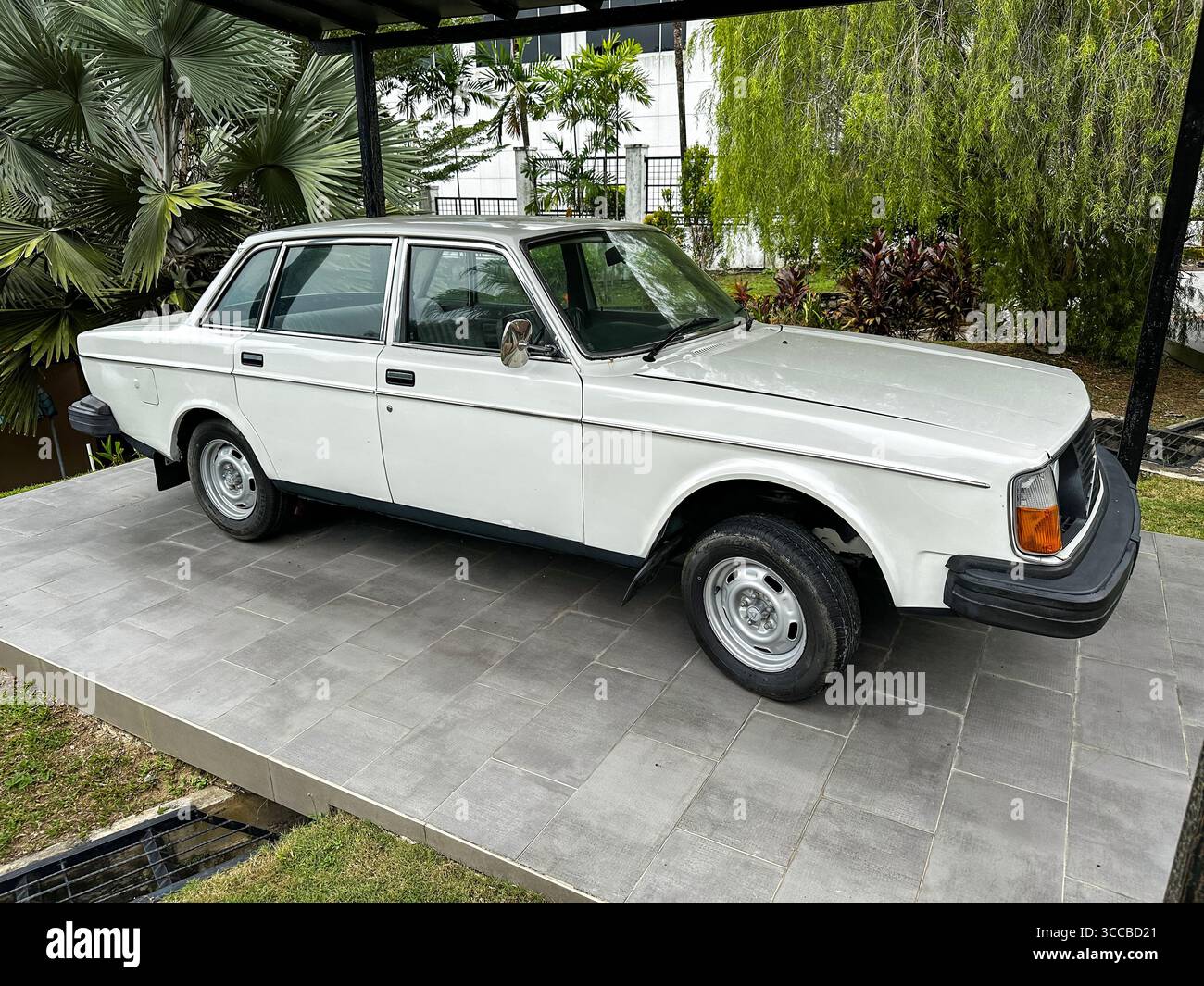 Berlina volvo 240 bianca d'epoca capo dell'auto ufficiale della polizia Royal Malaysia Police Museum kuala lumpur malaysia - Immagine stock catturata con smartphone