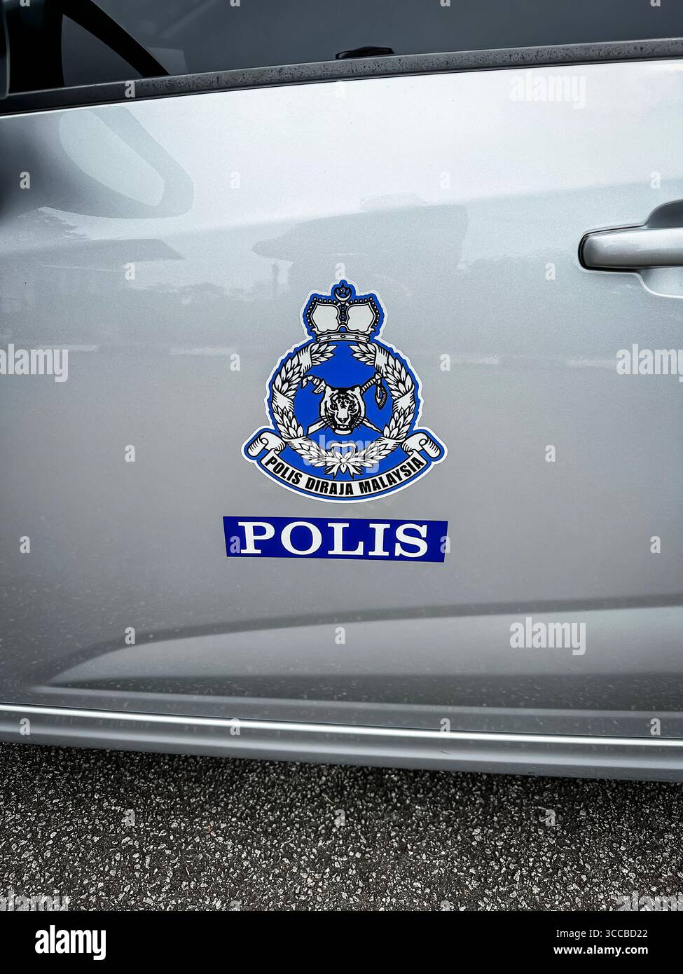 Vista laterale di un'auto della polizia malese con lo stemma ufficiale e la parola "POLIS" sulla porta del Royal Malaysia Police Museum di kuala lumpur - Immagine stock catturata con smartphone