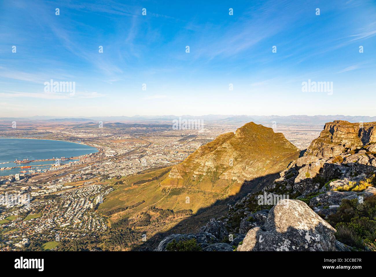 Vista della città del Capo da Table Mountain. Scena urbana del Sudafrica, paesaggio urbano. Foto Stock