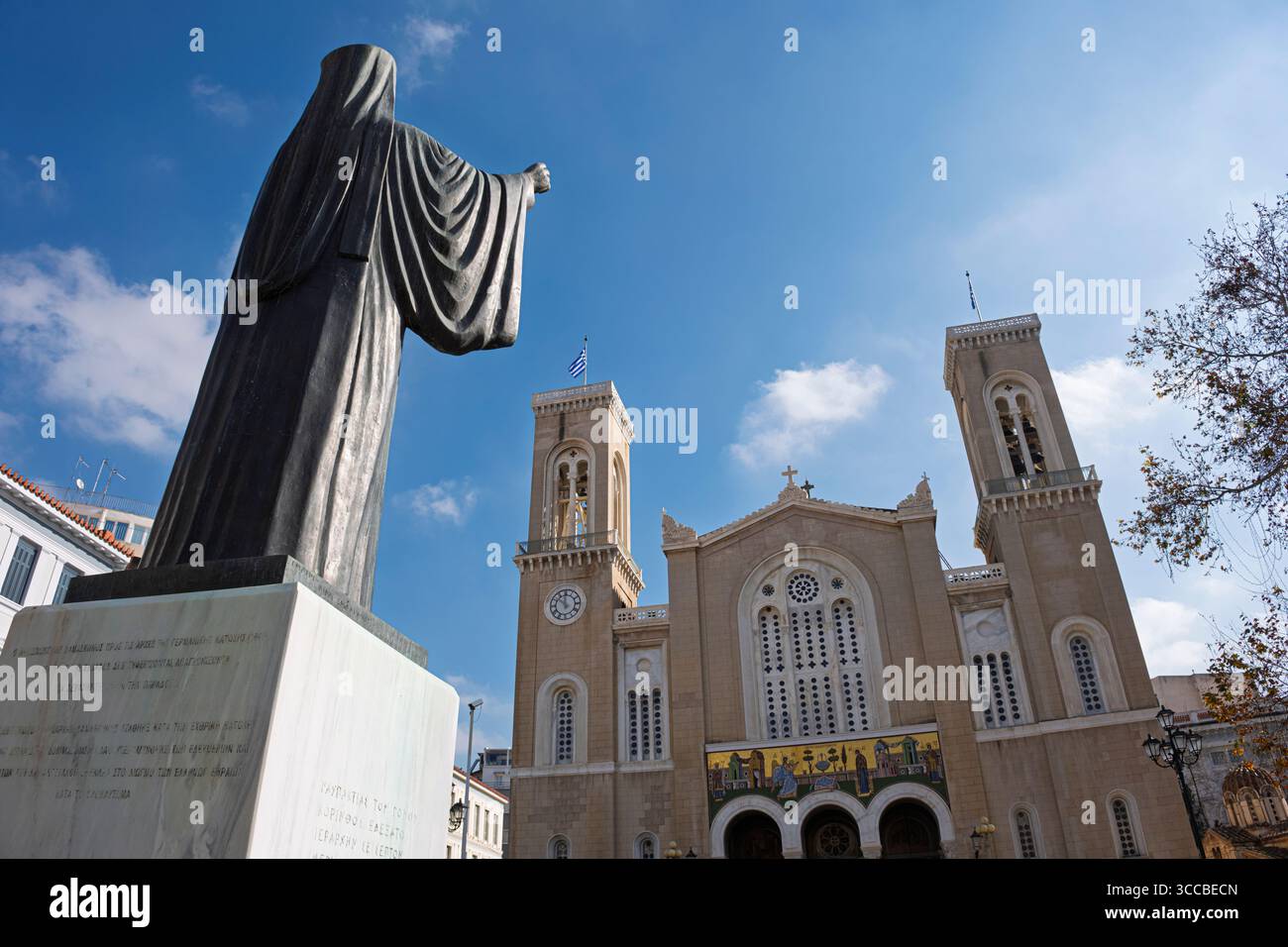 Statua dell'Arcivescovo Damaskinos in Piazza Mitropoleos, Atene, Grecia Foto Stock