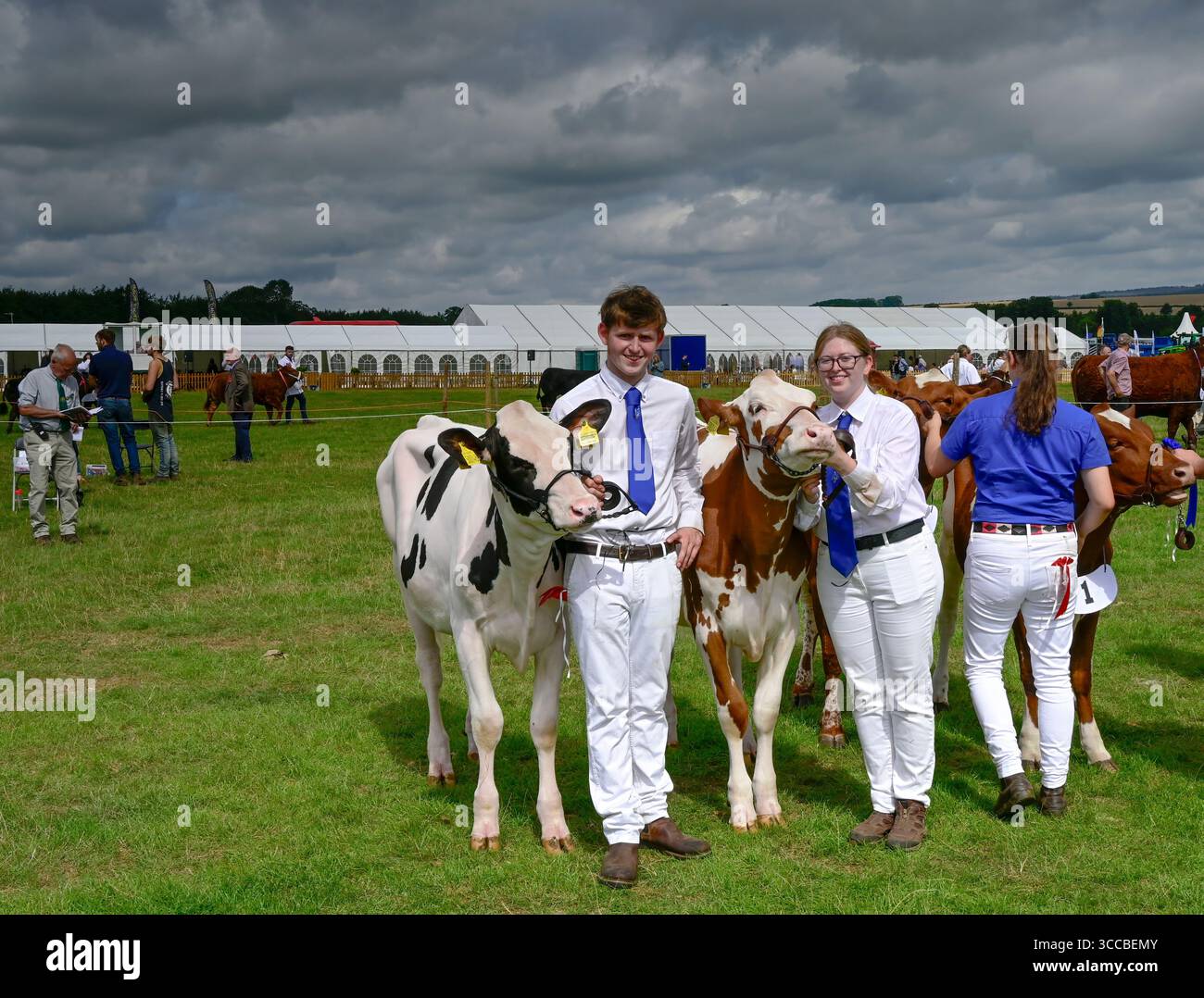 I giovani agricoltori sono orgogliosi di mostrare il loro bestiame premiato al Ryedale Show al Duncombe Park di Helmsley. Foto Stock