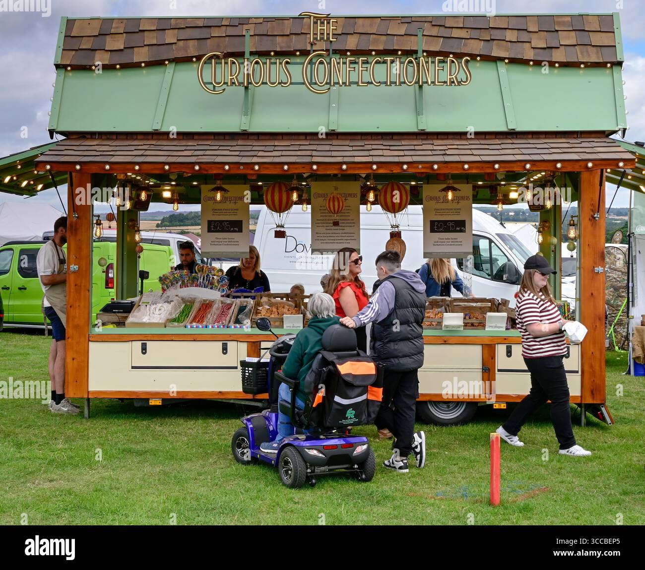 Mostra i visitatori in un dolce chiosco al Ryedale Show a Duncombe Park, Helmsley. Foto Stock