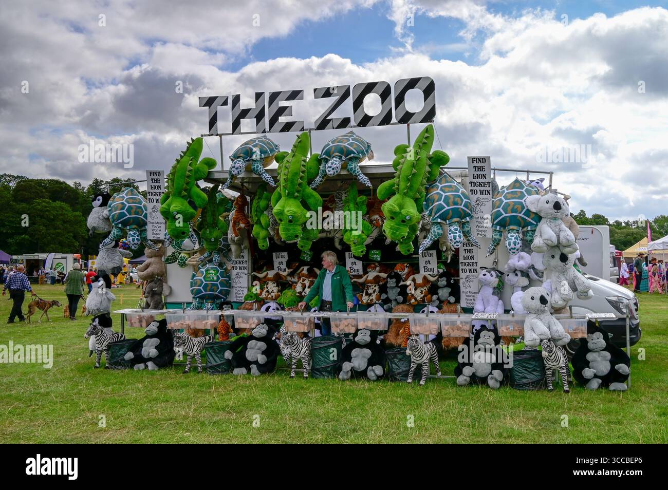 Un portabagagli che mostra le sue merci al Ryedale Show a Duncombe Park, Helmsley. Foto Stock