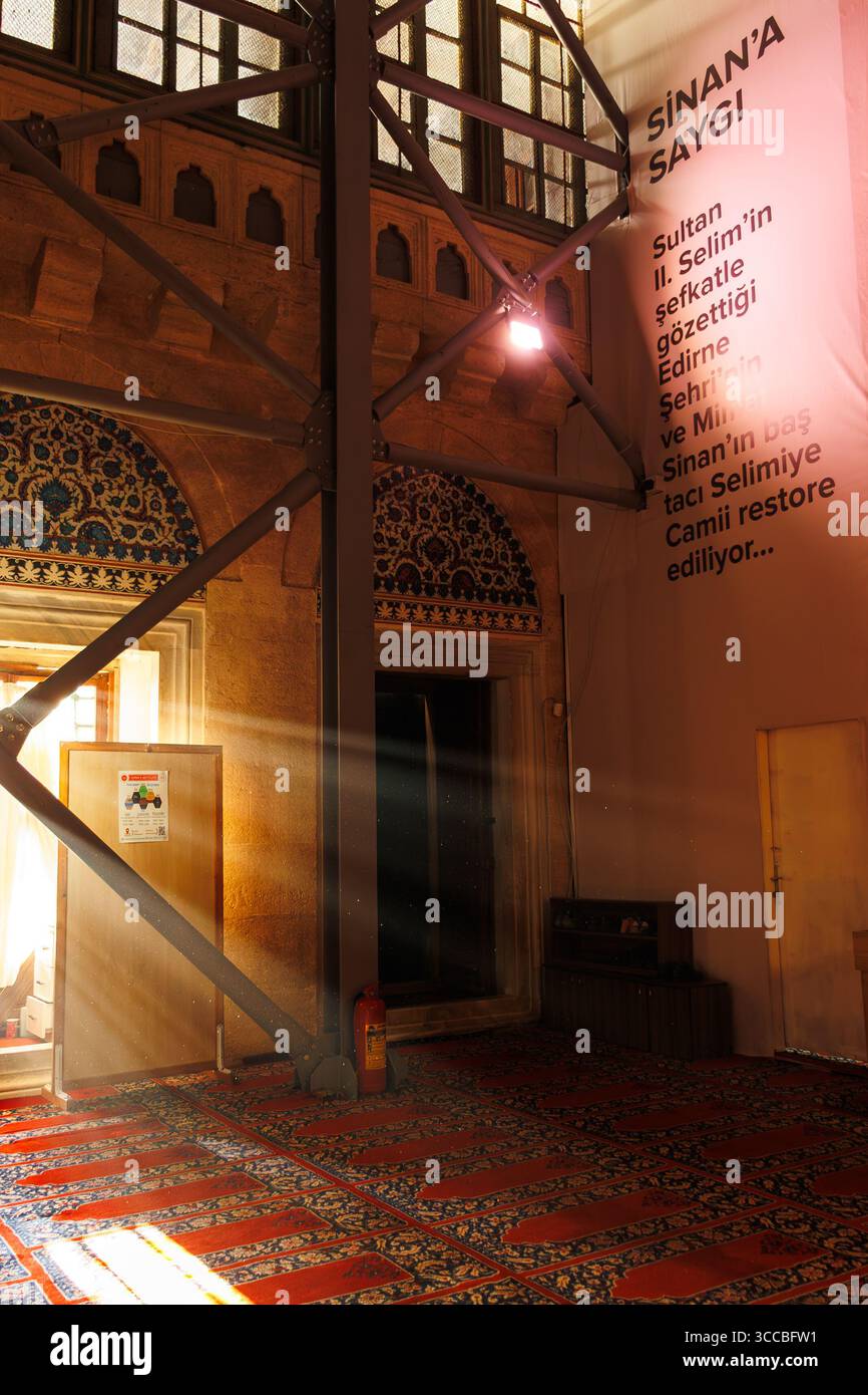 Le luci del sole provengono dalla finestra della moschea e c'è un restauro in corso nella moschea Selimiye, Edirne Foto Stock