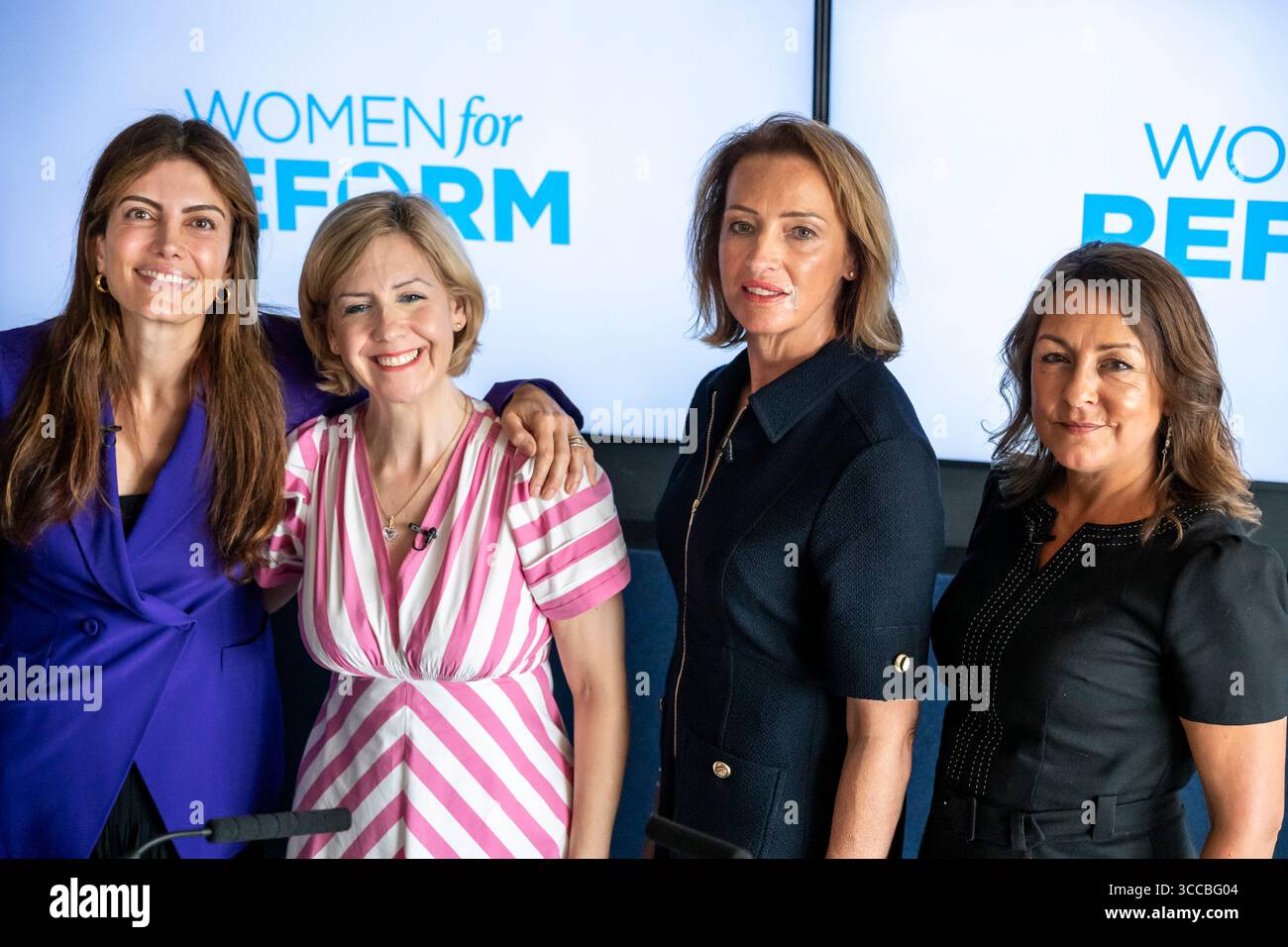 Londra, Regno Unito. 11 agosto 2025. (Da L a R) Laila Cunningham, consigliere di Westminster City, Dame Andrea Jenkyns, sindaco del Greater Lincolnshire, Sarah Pochin, deputata per Runcorn e Helsby, e Linden Kemkaran, leader del Consiglio della contea di Kent, in una conferenza stampa Women for Reform nella nuova sede di Reform UK a Millbank, Westminster. Crediti: Stephen Chung / Alamy Live News Foto Stock