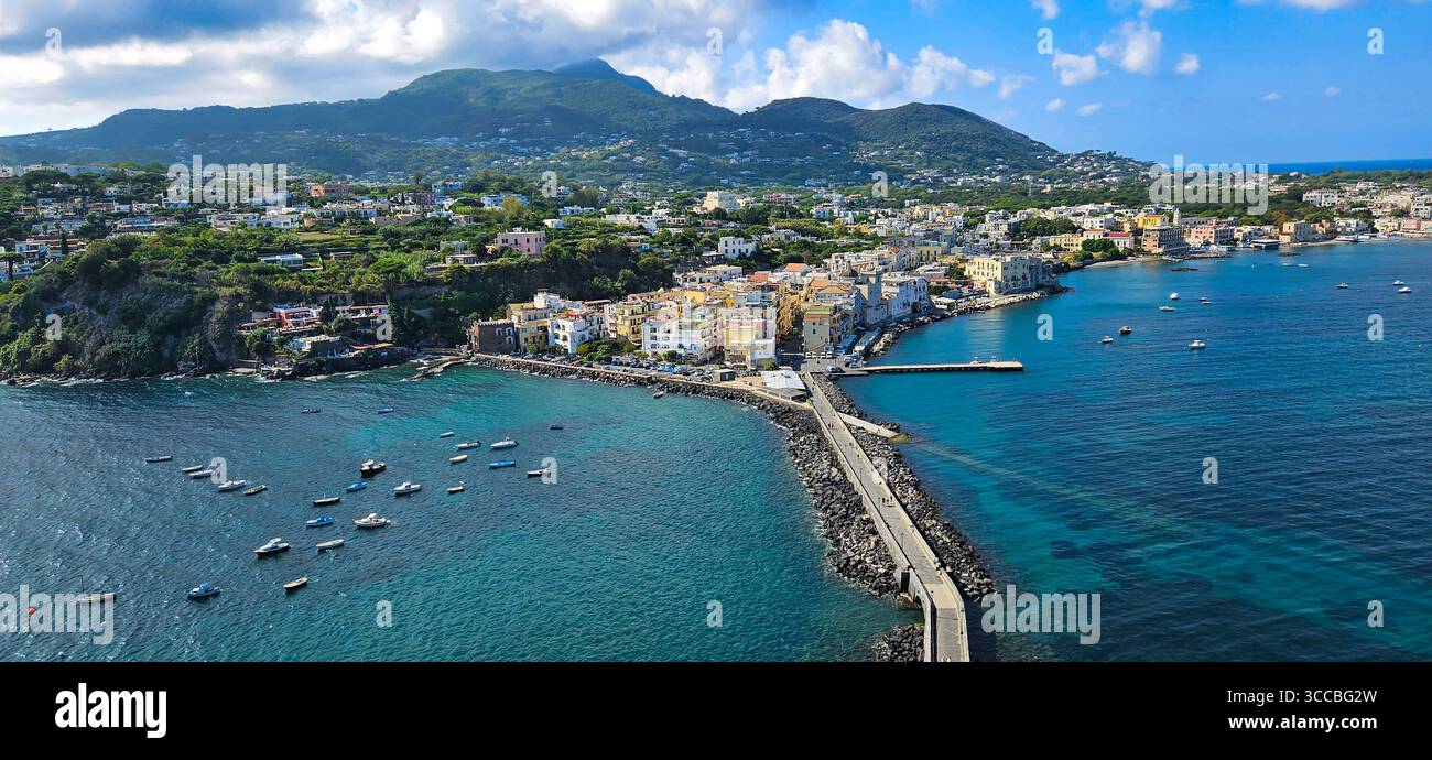 Vista panoramica del porto di Ischia dalla cima del Castello Aragonese - Immagine stock catturata con smartphone