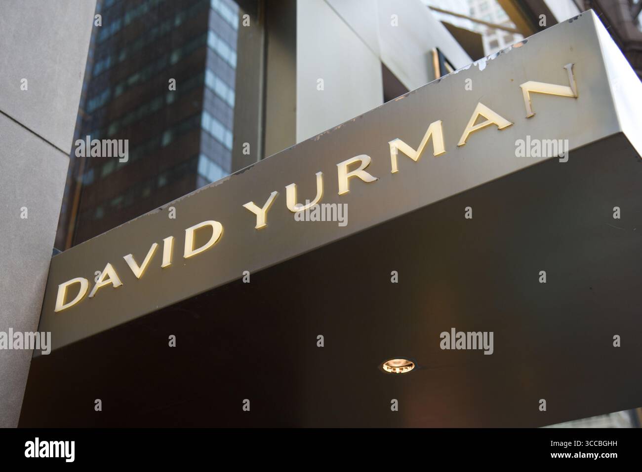 New York, Stati Uniti. 10 agosto 2025. La segnaletica del marchio di gioielli David Yurman è esposta a New York, New York, 10 agosto 2025. (Foto di Efren Landaos/Sipa USA) credito: SIPA USA/Alamy Live News Foto Stock