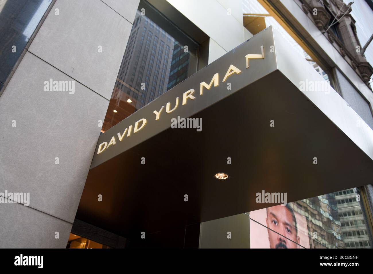 New York, Stati Uniti. 10 agosto 2025. La segnaletica del marchio di gioielli David Yurman è esposta a New York, New York, 10 agosto 2025. (Foto di Efren Landaos/Sipa USA) credito: SIPA USA/Alamy Live News Foto Stock