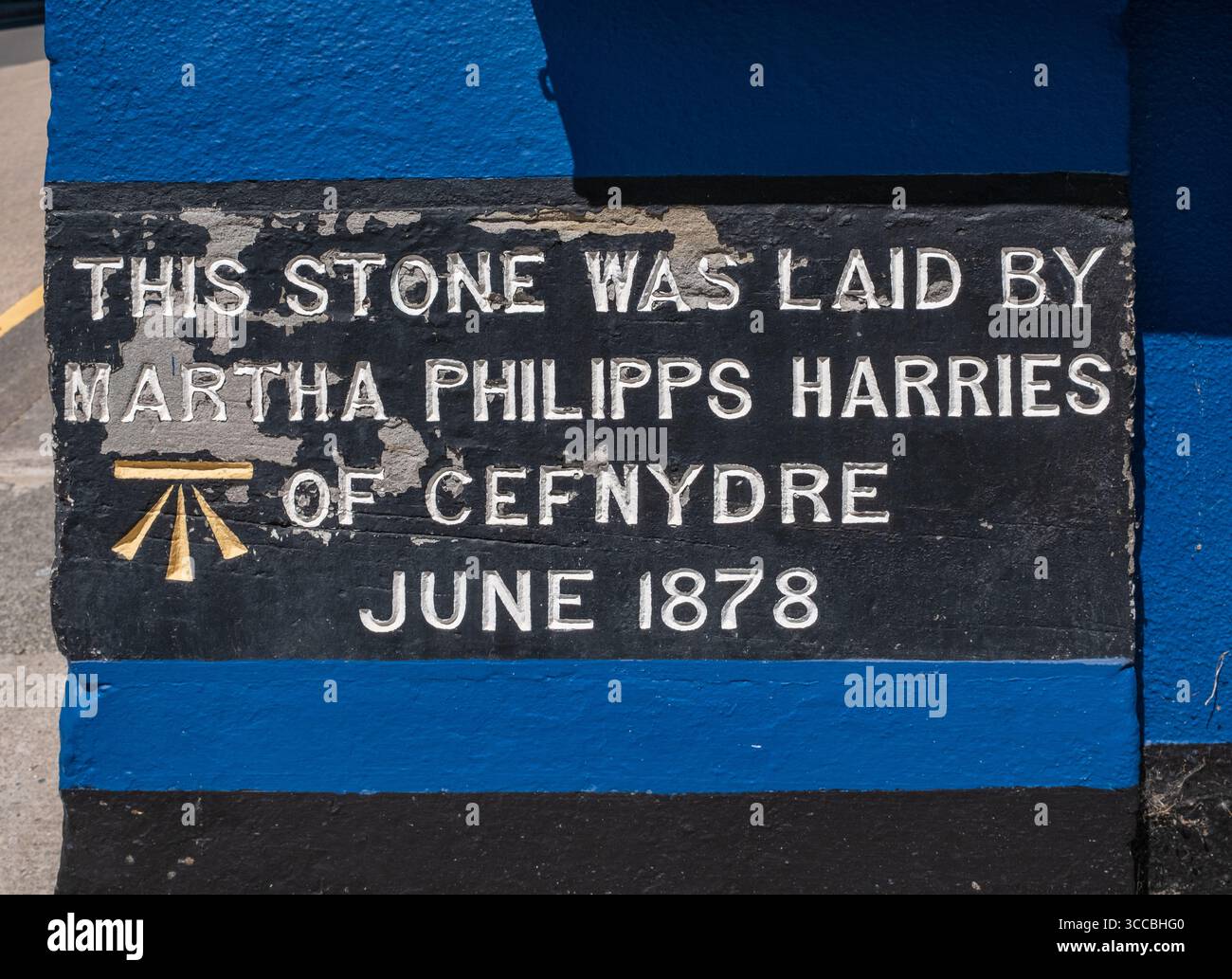 Storico lapide all'esterno del Theatre Gwaun a Fishguard Pembrokeshire Galles occidentale Regno Unito Foto Stock