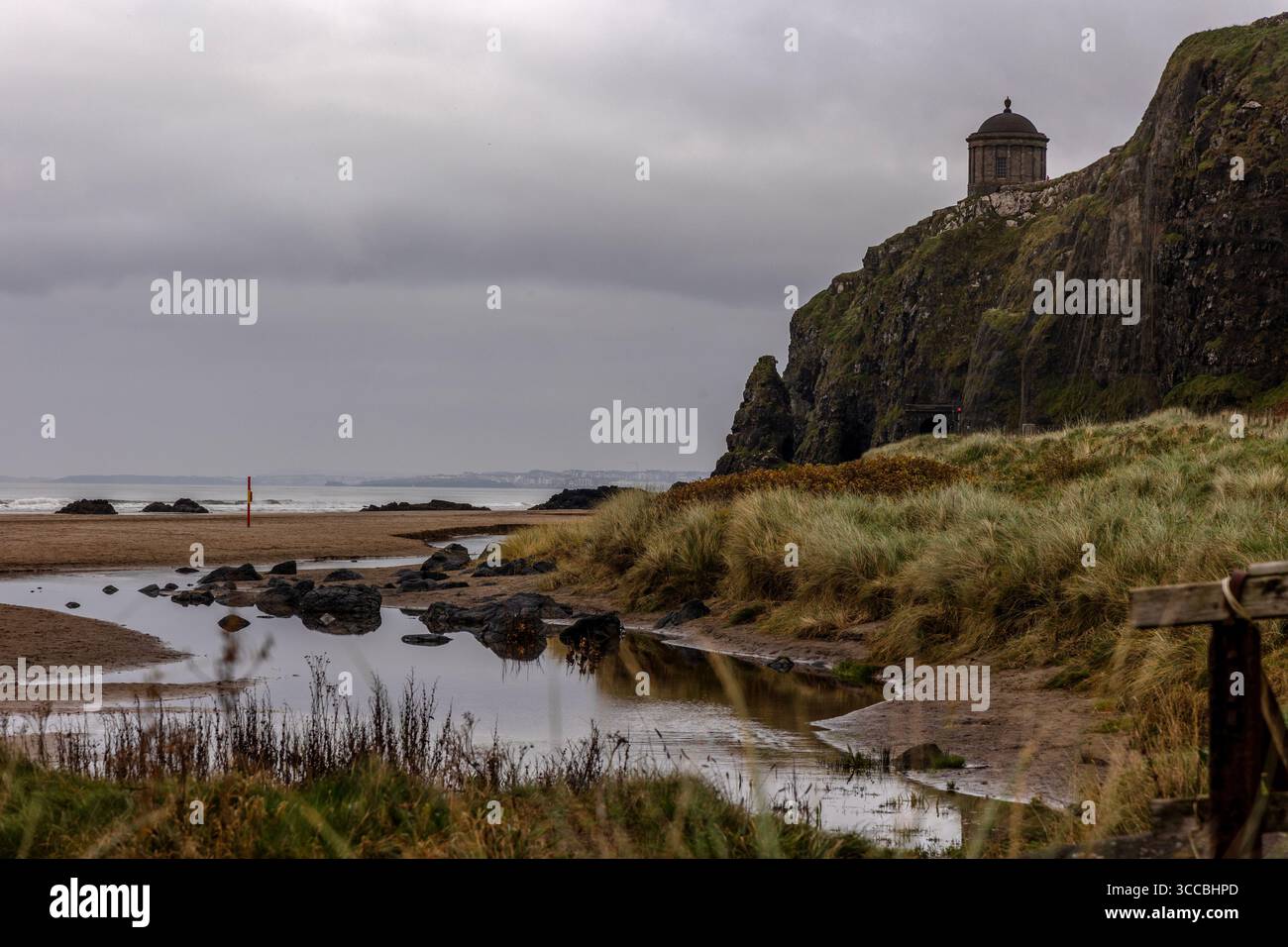 Tempio di Mussenden sulle scogliere di Benone Beach, Downhill, Irlanda del Nord, apparso come Dragonstone nella prima stagione de il Trono di Spade, spettacolare vista costiera Foto Stock