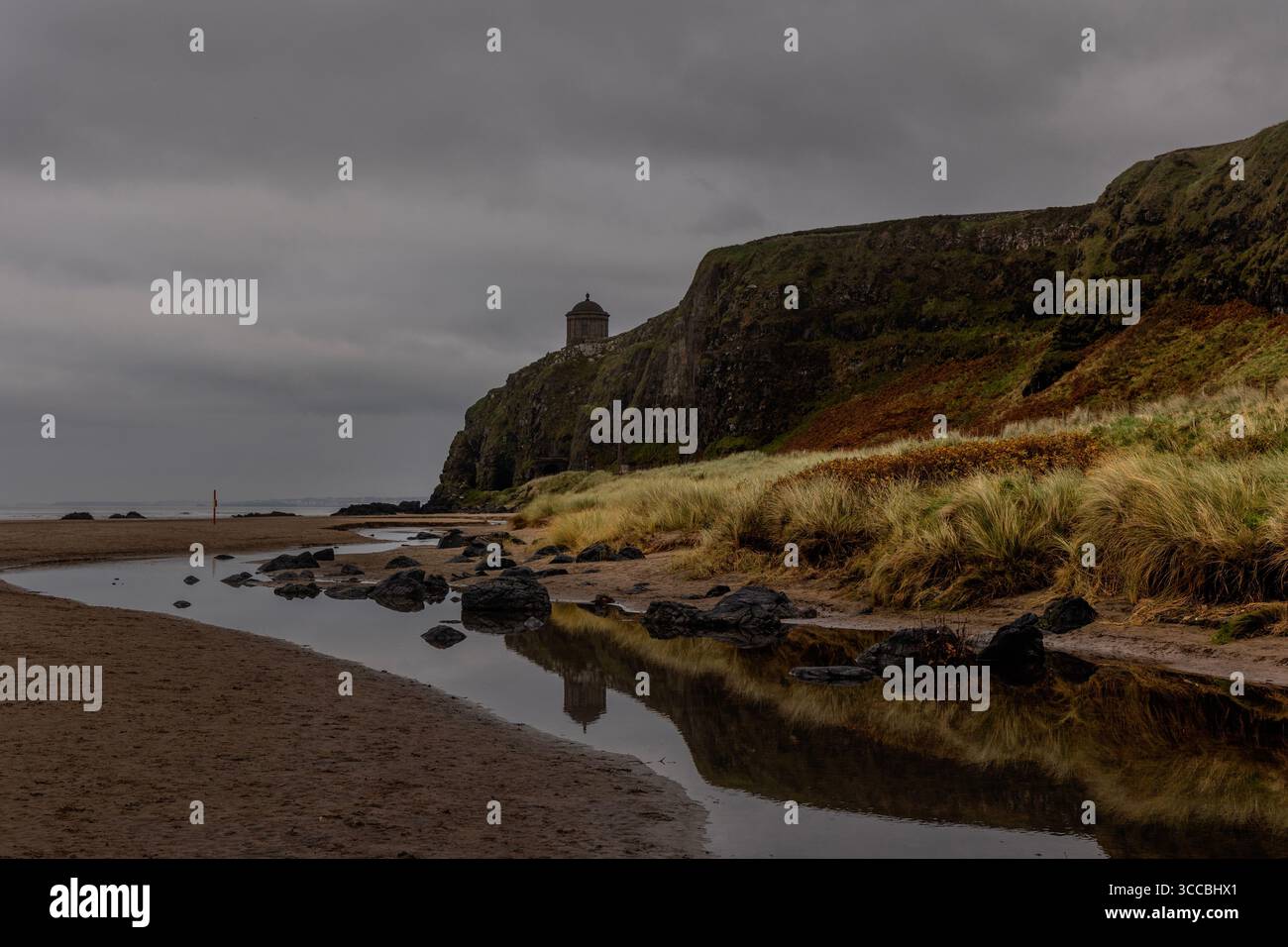 Tempio di Mussenden sulle scogliere di Benone Beach, Downhill, Irlanda del Nord, apparso come Dragonstone nella prima stagione de il Trono di Spade, spettacolare vista costiera Foto Stock