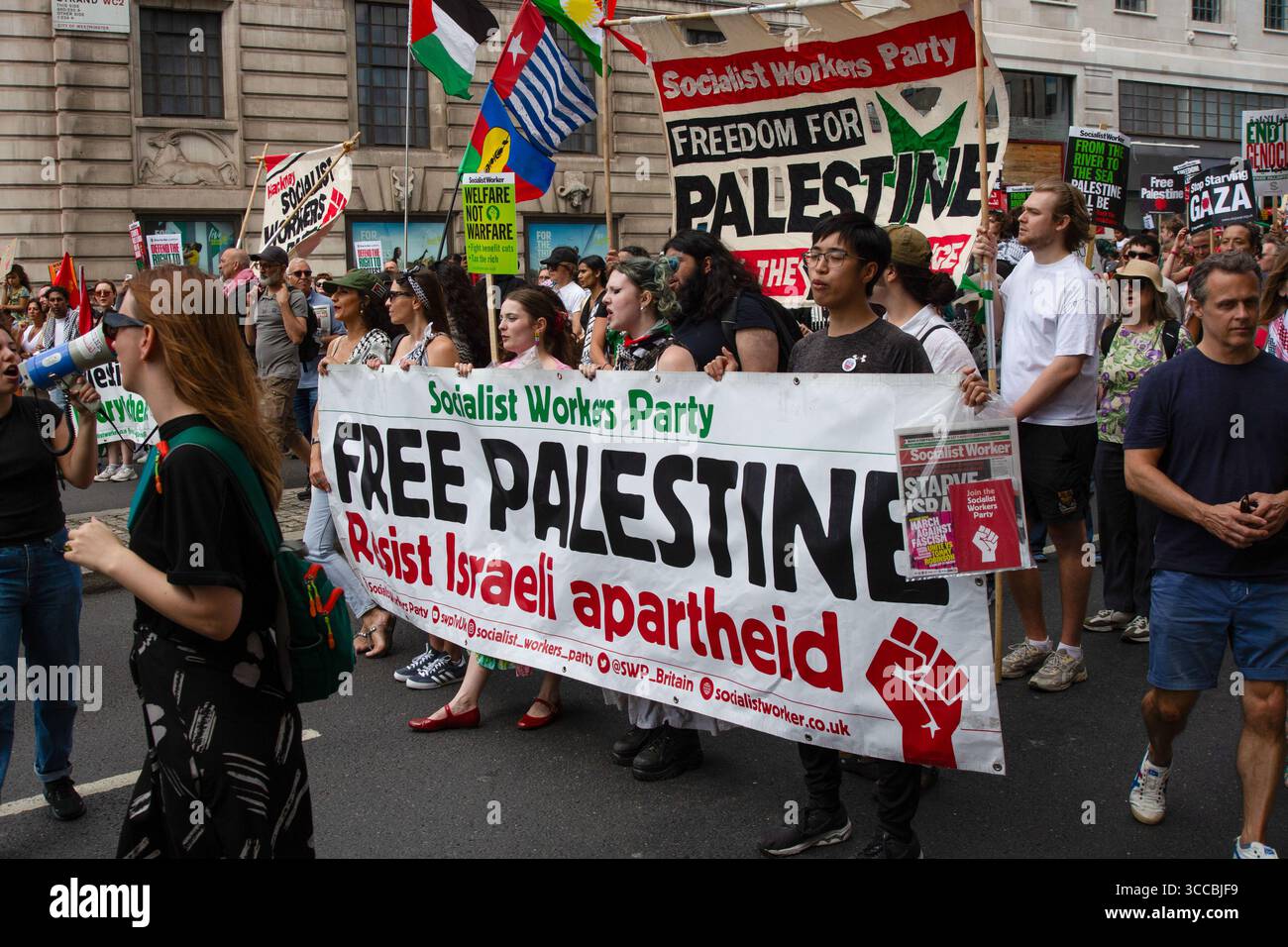 la marcia nazionale della campagna di solidarietà della Palestina da Russell Square attraverso il centro di Londra a Downing Street per protestare contro la guerra di Israele a Gaza. Foto Stock
