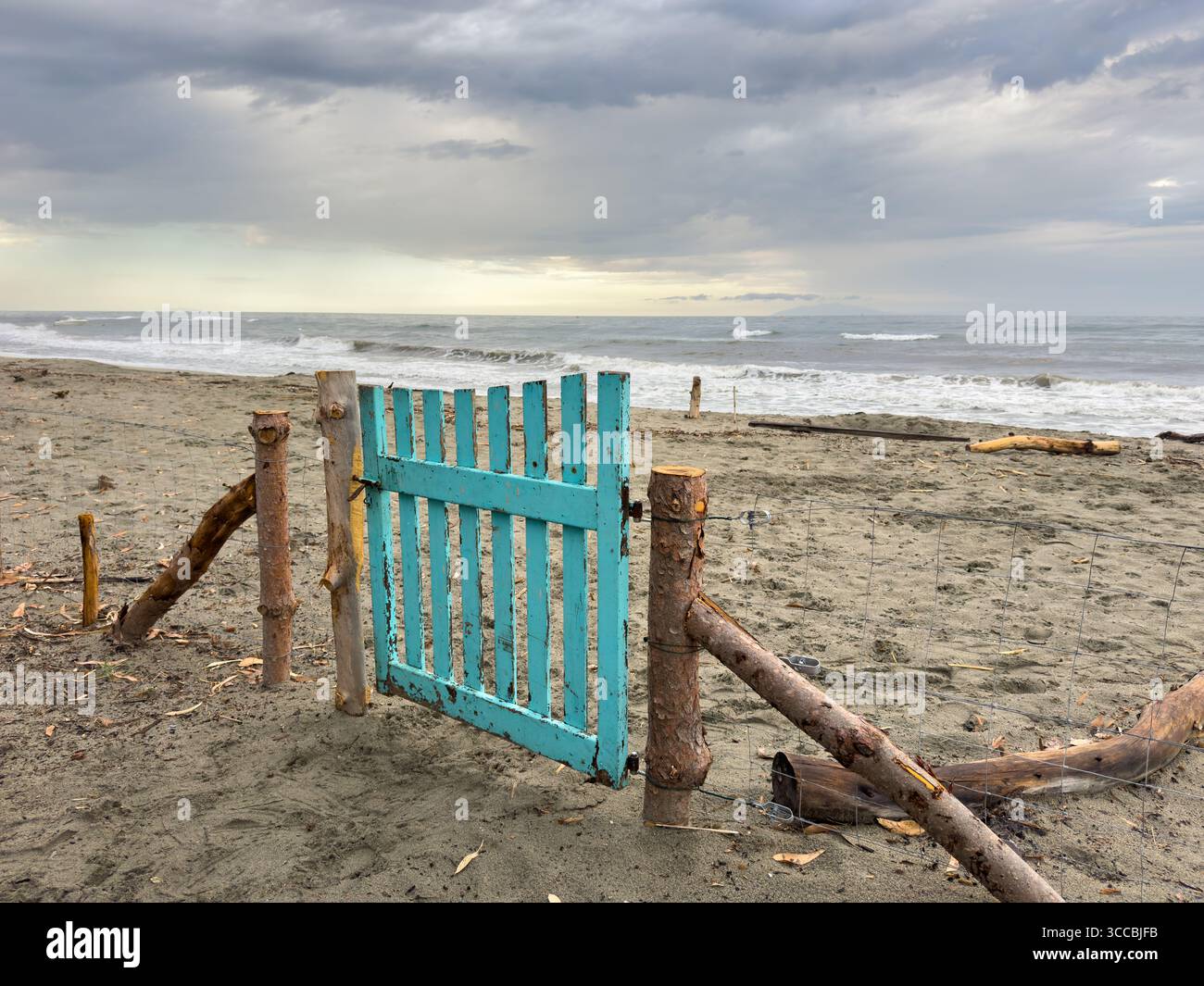 recinzione in legno con cancello in legno turchese sulla spiaggia Foto Stock