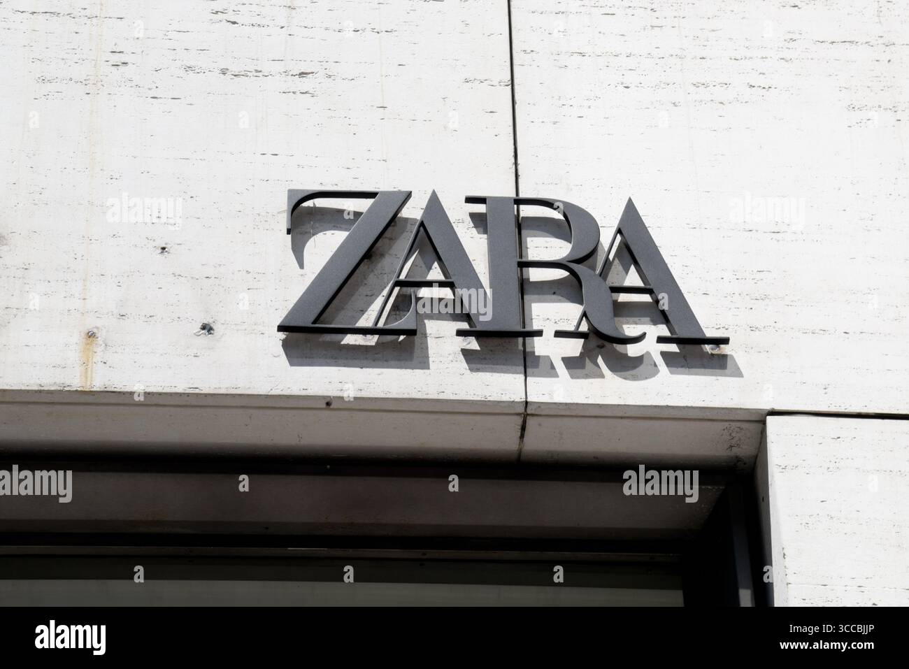 New York, Stati Uniti. 10 agosto 2025. La segnaletica del marchio Zara viene esposta a New York, New York, 10 agosto 2025. (Foto di Efren Landaos/Sipa USA) credito: SIPA USA/Alamy Live News Foto Stock