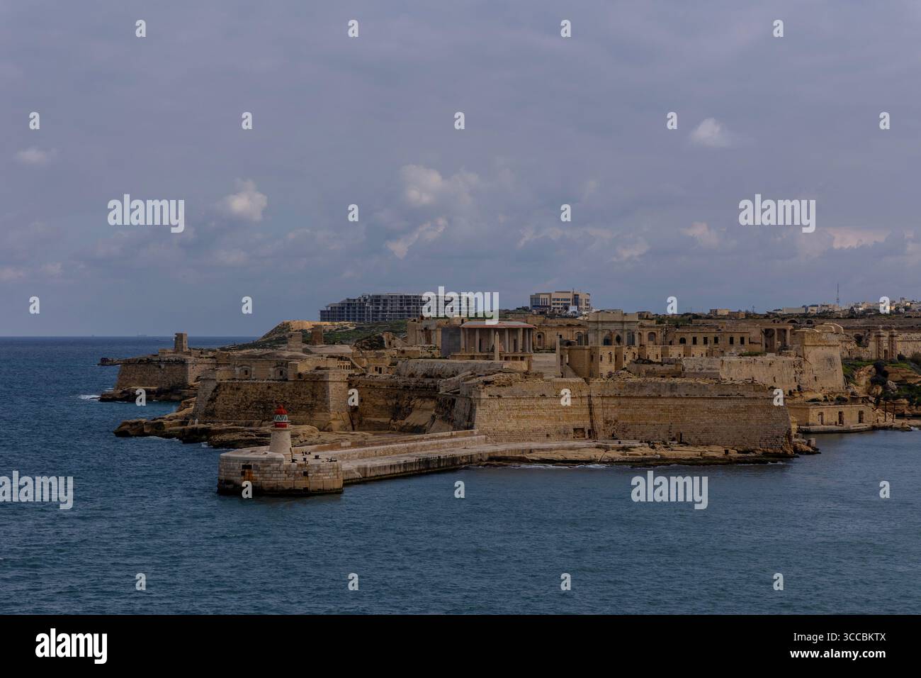 Fort Ricasoli a Malta, visto da Fort St Elmo, apparso nella prima stagione del Trono di Spade, che mostra fortificazioni storiche e scene mediterranee Foto Stock