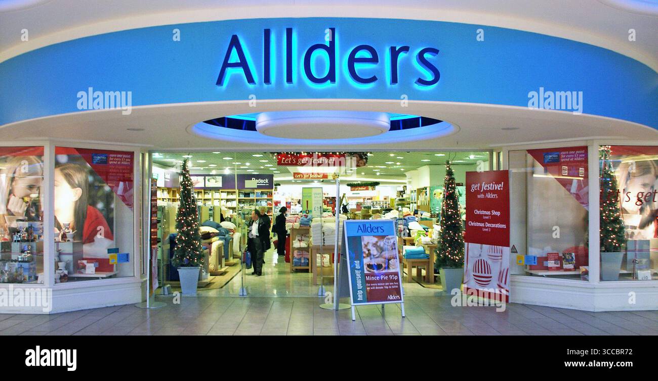 Logo del marchio Allders sopra l'ingresso blu dell'azienda di grandi catene di negozi in un archivio storico del 2002 all'interno del complesso commerciale Lakeside durante il periodo natalizio, con decorazioni in mostra prima dell'amministrazione e chiusura nel 2005, situato a West Thurrock Essex Inghilterra, Regno Unito Foto Stock