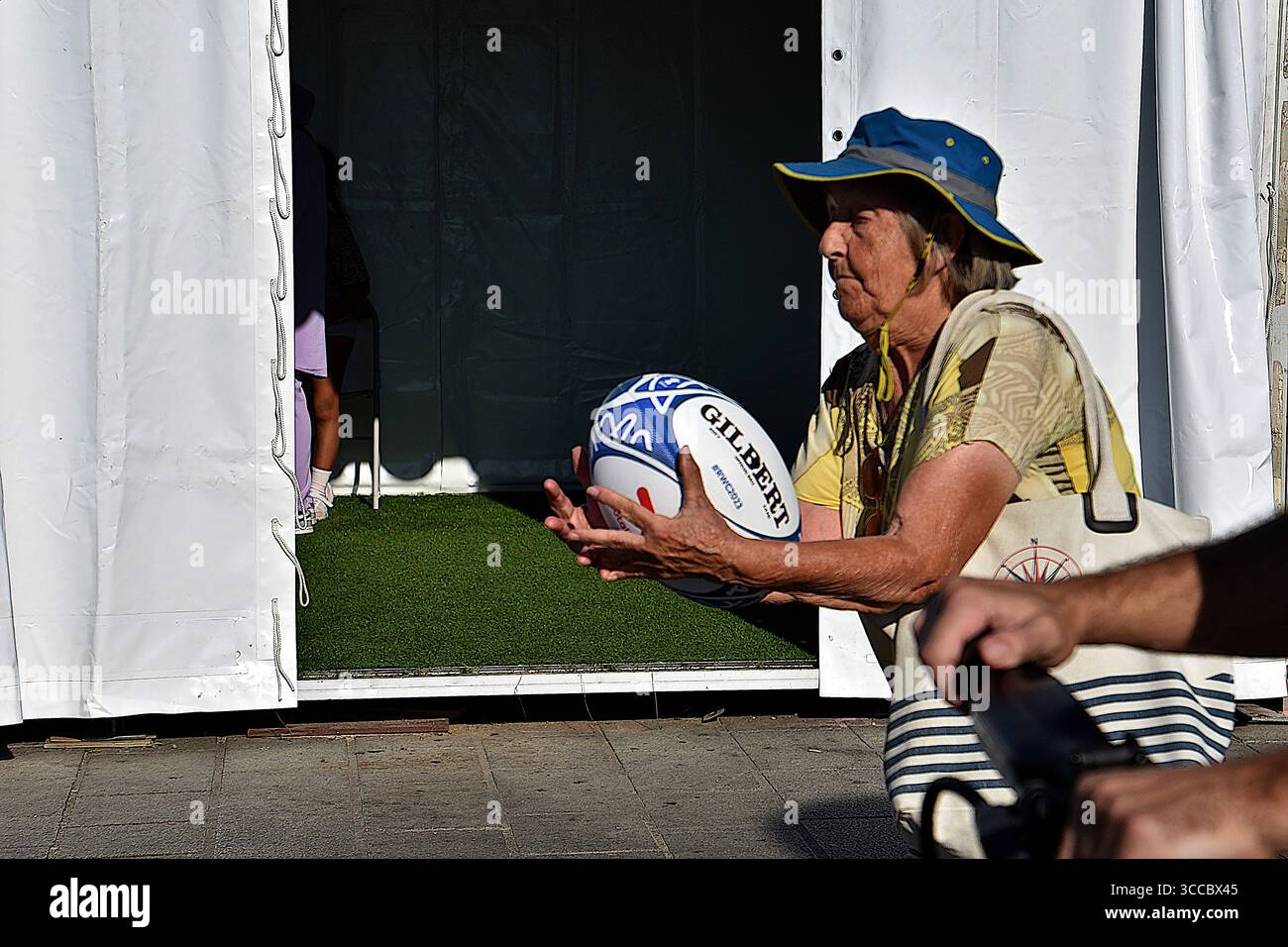 10 settembre 2023, Marsiglia, Francia: Un visitatore gioca con una palla ovale nel Villaggio della Coppa del mondo di rugby a Marsiglia. Villaggio di Coppa del mondo di rugby a Marsiglia, Francia. (Immagine di credito: © Gerard bottiglia/SOPA immagini tramite ZUMA Press Wire) Foto Stock