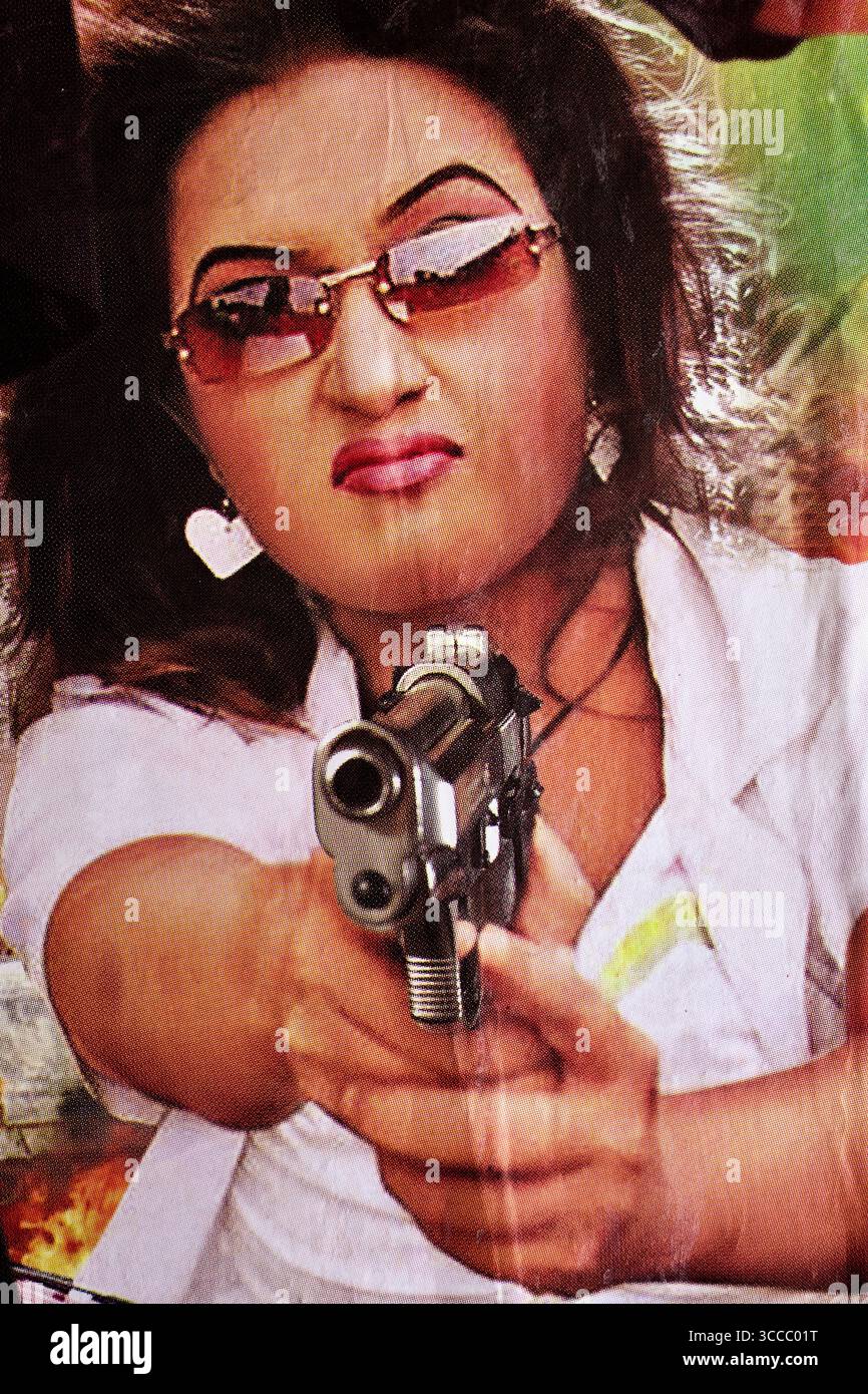 Dettaglio del poster di Dhallywood che mostra un feroce personaggio femminile che punta una pistola direttamente allo spettatore in uno stile drammatico. Foto Stock