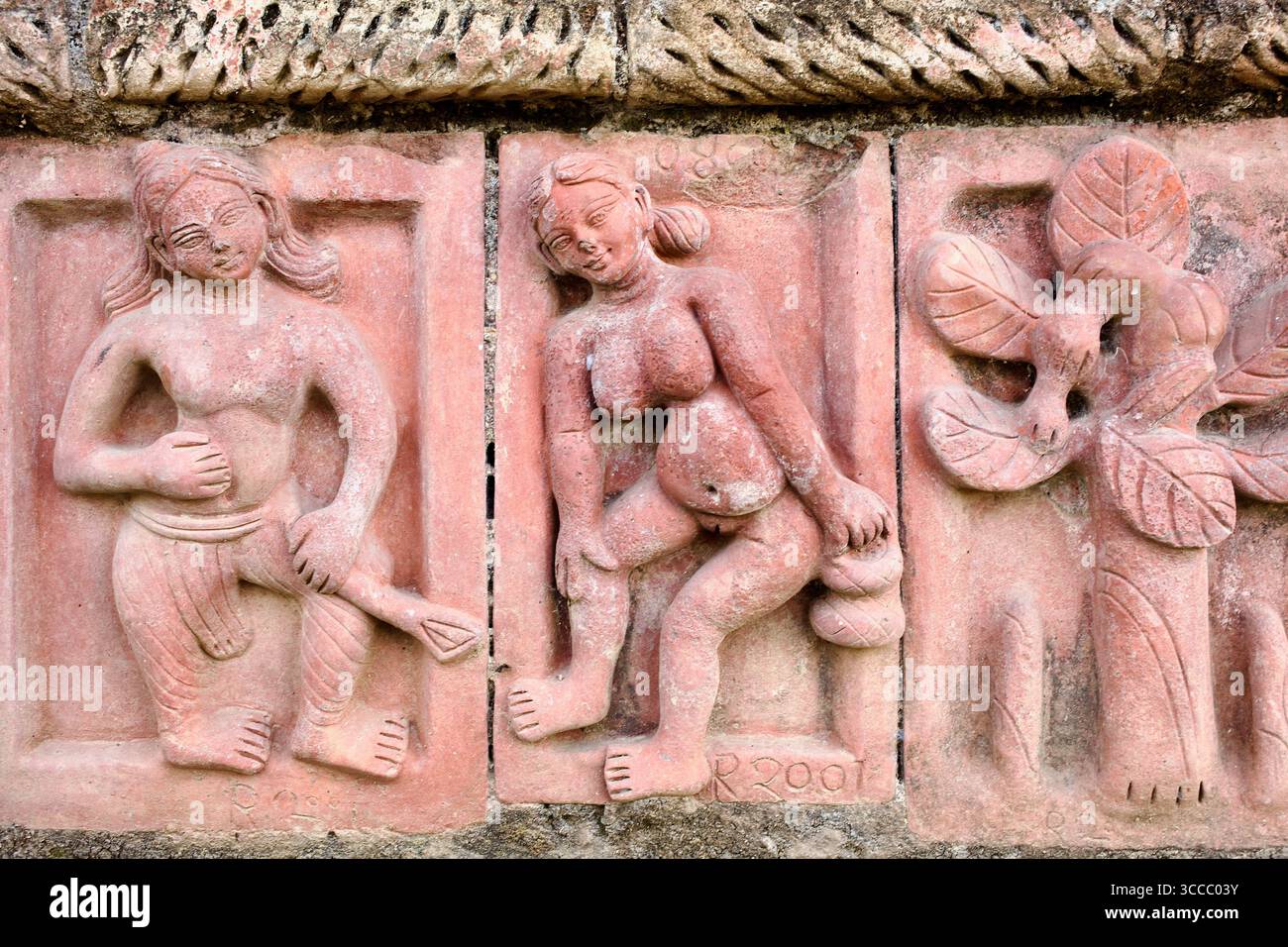 Rilievi contemporanei in terracotta alla base del Somapura Mahavihara a Paharpur, che riflettono le interpretazioni di ispirazione popolare di motivi buddisti e rurali. Foto Stock