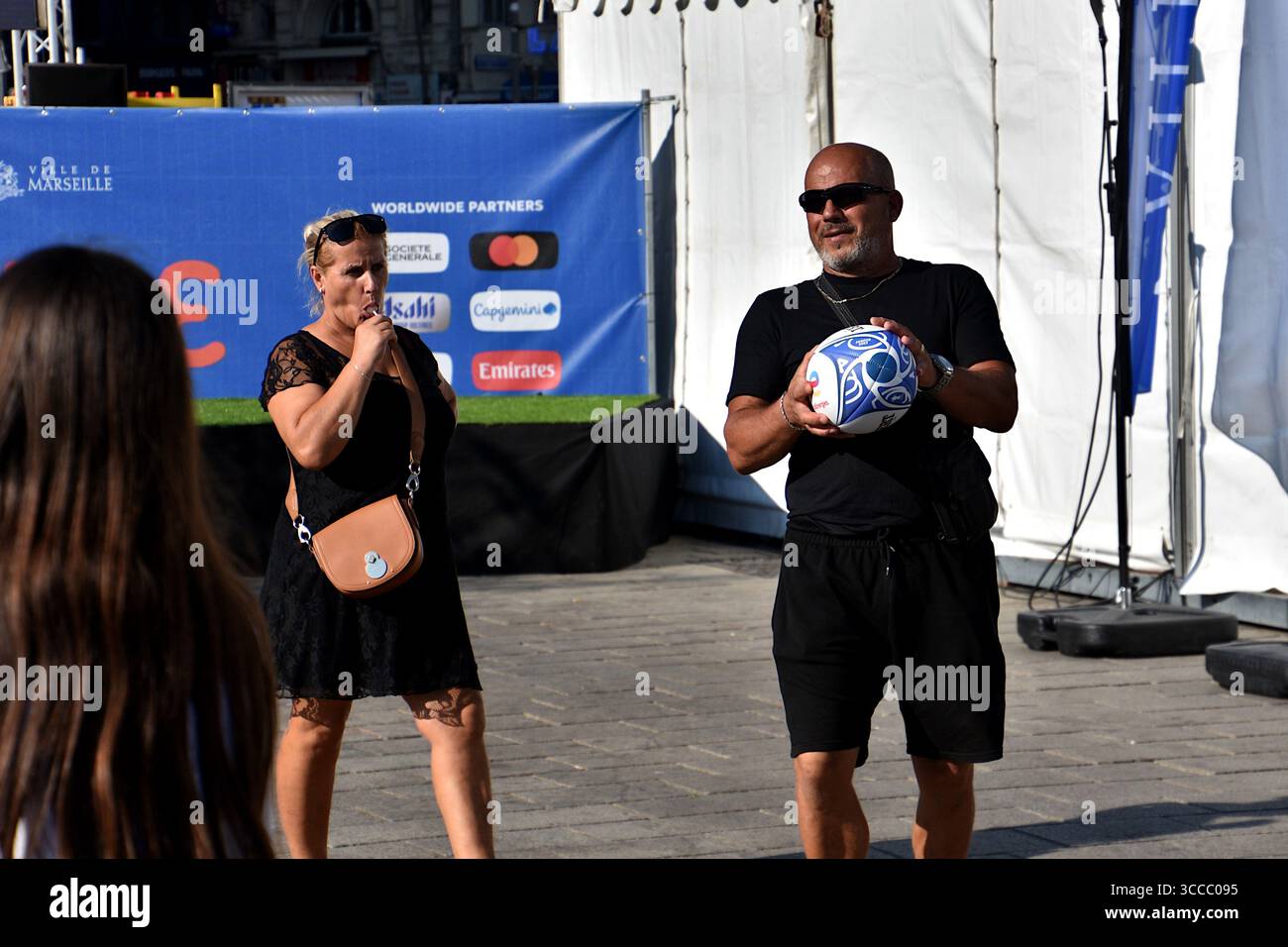 10 settembre 2023, Marsiglia, Francia: Un visitatore gioca con una palla ovale nel Villaggio della Coppa del mondo di rugby a Marsiglia. Villaggio di Coppa del mondo di rugby a Marsiglia, Francia. (Immagine di credito: © Gerard bottiglia/SOPA immagini tramite ZUMA Press Wire) Foto Stock
