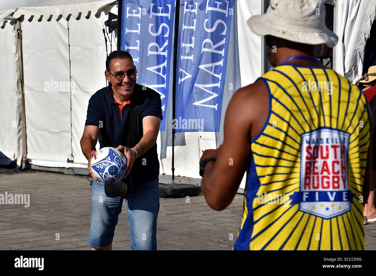 10 settembre 2023, Marsiglia, Francia: Un visitatore gioca con una palla ovale nel Villaggio della Coppa del mondo di rugby a Marsiglia. Villaggio di Coppa del mondo di rugby a Marsiglia, Francia. (Immagine di credito: © Gerard bottiglia/SOPA immagini tramite ZUMA Press Wire) Foto Stock