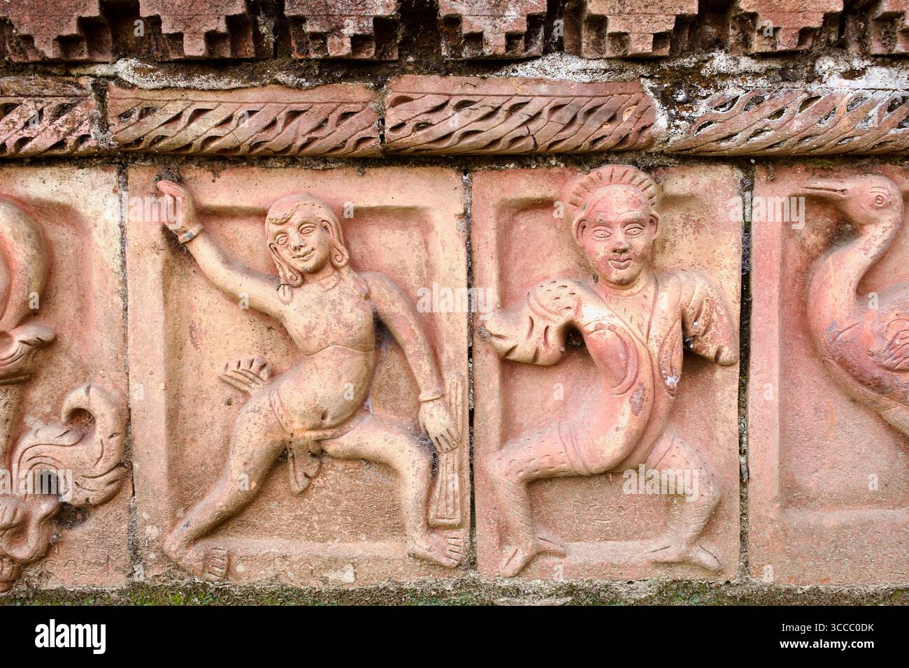 Rilievi contemporanei in terracotta alla base del Somapura Mahavihara a Paharpur, che riflettono le interpretazioni di ispirazione popolare di motivi buddisti e rurali. Foto Stock