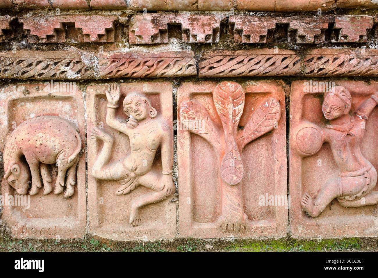 Rilievi contemporanei in terracotta alla base del Somapura Mahavihara a Paharpur, che riflettono le interpretazioni di ispirazione popolare di motivi buddisti e rurali. Foto Stock
