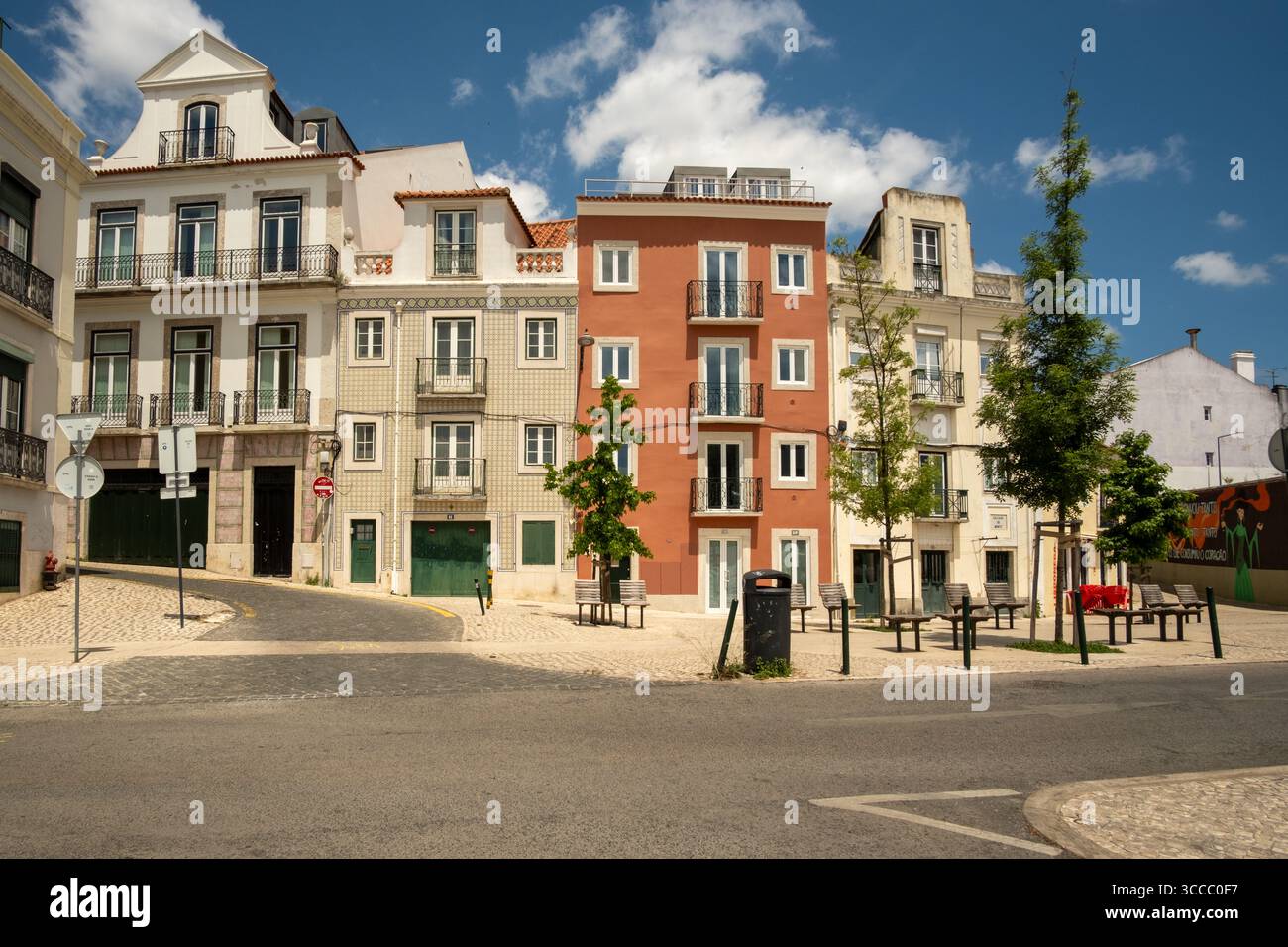 Edifici residenziali colorati a Lisbona, Portogallo Foto Stock Edifici residenziali colorati a Lisbona, Portogallo Foto Stock
