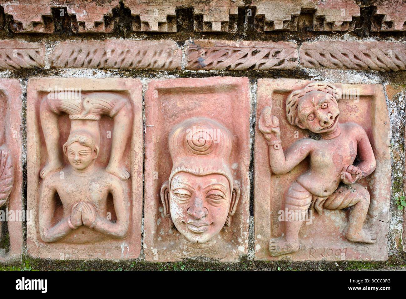 Rilievi contemporanei in terracotta alla base del Somapura Mahavihara a Paharpur, che riflettono le interpretazioni di ispirazione popolare di motivi buddisti e rurali. Foto Stock