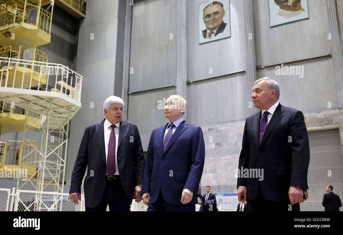 27 ottobre 2023, Korolyov, Oblast di Mosca, Russia: Da sinistra a destra: CEO di energia Vladimir Solovyov, presidente russo Vladimir Putin, e capo Roscosmos Yuri Borisov, tour of the Rocket and Space Corporation, 27 ottobre 2023 a Korolyov, Oblast di Mosca, Russia. (Immagine di credito: © Gavriil Grigorov/Cremlino Pool/Planet Pix tramite ZUMA Press Wire) Foto Stock