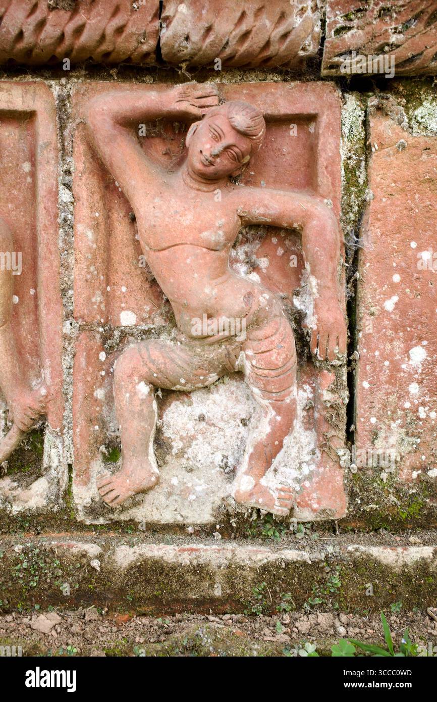 Rilievi contemporanei in terracotta alla base del Somapura Mahavihara a Paharpur, che riflettono le interpretazioni di ispirazione popolare di motivi buddisti e rurali. Foto Stock