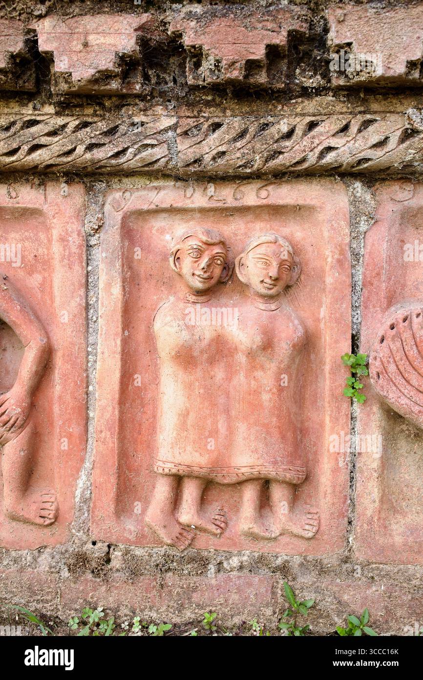 Rilievi contemporanei in terracotta alla base del Somapura Mahavihara a Paharpur, che riflettono le interpretazioni di ispirazione popolare di motivi buddisti e rurali. Foto Stock