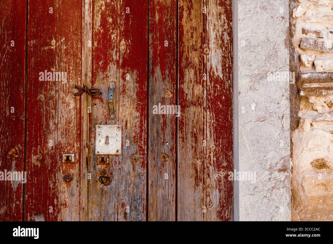 Porta e bulloneria in legno usurati a Lisbona, Portogallo Foto Stock Porta e bulloneria in legno usurati a Lisbona, Portogallo Foto Stock