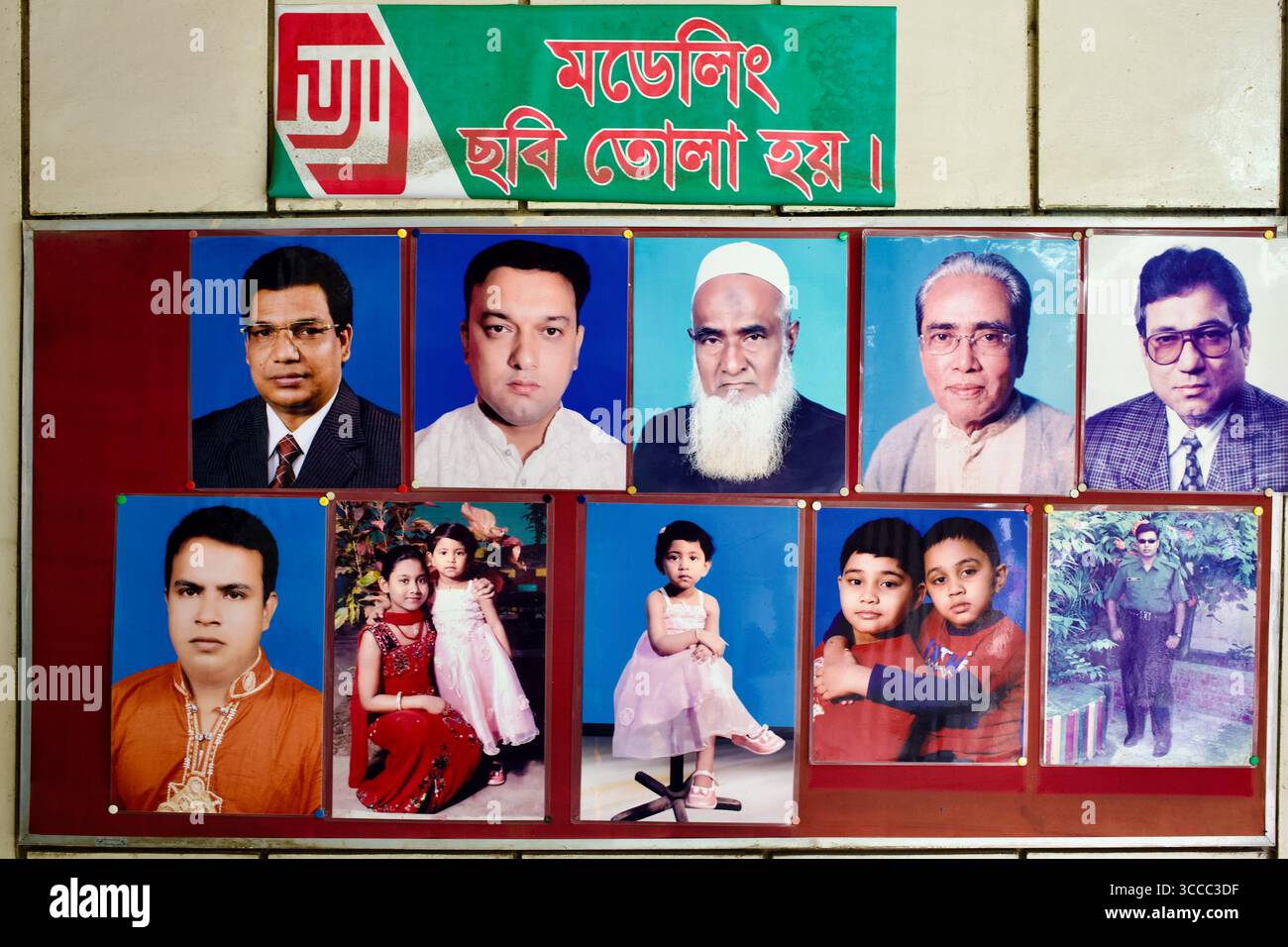 Esempi di ritratti esposti fuori da uno studio fotografico locale a Bogra, Bangladesh, che mostra uomini, donne e bambini. Foto Stock