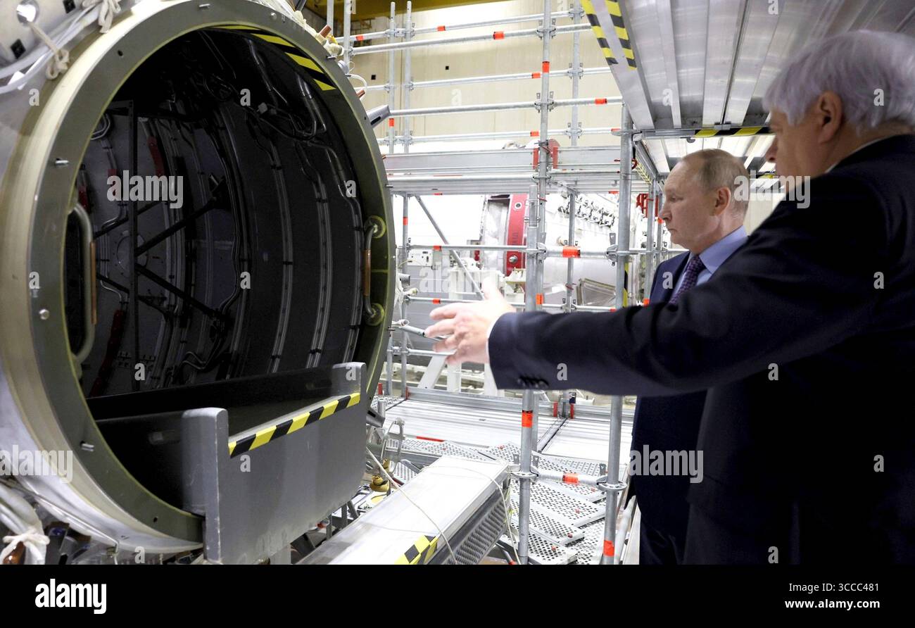 27 ottobre 2023, Korolyov, Oblast di Mosca, Russia: L'amministratore delegato di energia Vladimir Solovyov, giusto, spiega una parte di razzo al presidente russo Vladimir Putin, centro, durante un tour della Rocket and Space Corporation, 27 ottobre 2023 a Korolyov, Oblast di Mosca, Russia. (Immagine di credito: © Gavriil Grigorov/Cremlino Pool/Planet Pix tramite ZUMA Press Wire) Foto Stock