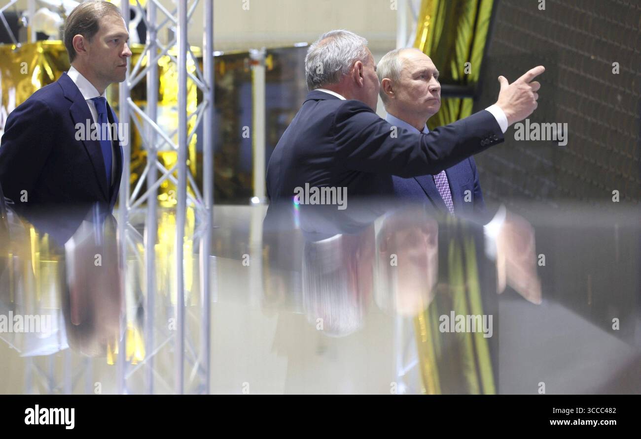 27 ottobre 2023, Korolyov, Oblast di Mosca, Russia: Il capo di Roscosmos Yuri Borisov, centro, sottolinea una caratteristica al presidente russo Vladimir Putin, a destra, come vice primo ministro Denis Manturov, a sinistra, guarda durante un tour della Rocket and Space Corporation, 27 ottobre 2023 a Korolyov, Oblast' di Mosca, Russia. (Immagine di credito: © Gavriil Grigorov/Cremlino Pool/Planet Pix tramite ZUMA Press Wire) Foto Stock