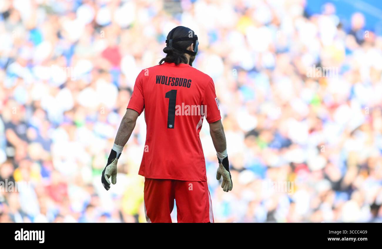 Kamil Grabara portiere Wolfsburg indossa una maschera protettiva durante l'amichevole pre-stagione tra Brighton e Hove Albion e VfL Wolfsburg all'American Express Stadium, Regno Unito - 9 agosto 2025 foto Simon Dack / Telephoto Images solo uso editoriale. Niente merchandising. Per le immagini di calcio si applicano restrizioni fa e Premier League inc. Non è consentito l'utilizzo di Internet/dispositivi mobili senza licenza FAPL. Per ulteriori dettagli, contattare Football Dataco Foto Stock