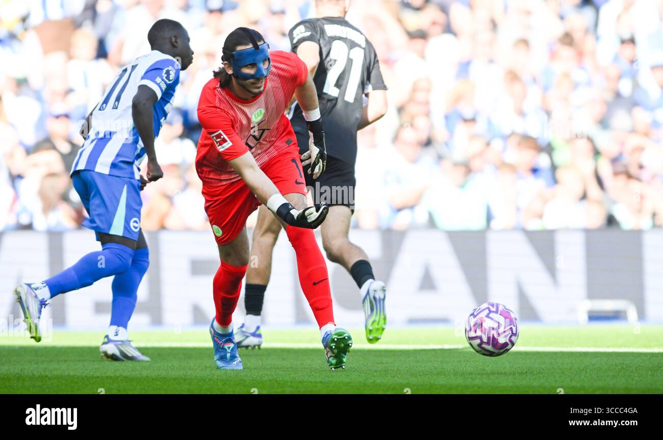 Kamil Grabara portiere Wolfsburg indossa una maschera protettiva durante l'amichevole pre-stagione tra Brighton e Hove Albion e VfL Wolfsburg all'American Express Stadium, Regno Unito - 9 agosto 2025 foto Simon Dack / Telephoto Images solo uso editoriale. Niente merchandising. Per le immagini di calcio si applicano restrizioni fa e Premier League inc. Non è consentito l'utilizzo di Internet/dispositivi mobili senza licenza FAPL. Per ulteriori dettagli, contattare Football Dataco Foto Stock