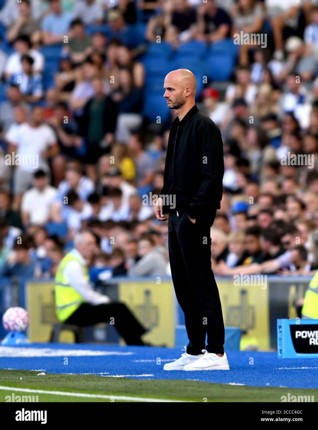 Il capo-allenatore di Wolfsburg Paul Simonis durante l'amichevole pre-stagione tra Brighton e Hove Albion e VfL Wolfsburg all'American Express Stadium, Regno Unito - 9 agosto 2025 foto Simon Dack / Telephoto Images solo uso editoriale. Niente merchandising. Per le immagini di calcio si applicano restrizioni fa e Premier League inc. Non è consentito l'utilizzo di Internet/dispositivi mobili senza licenza FAPL. Per ulteriori dettagli, contattare Football Dataco Foto Stock