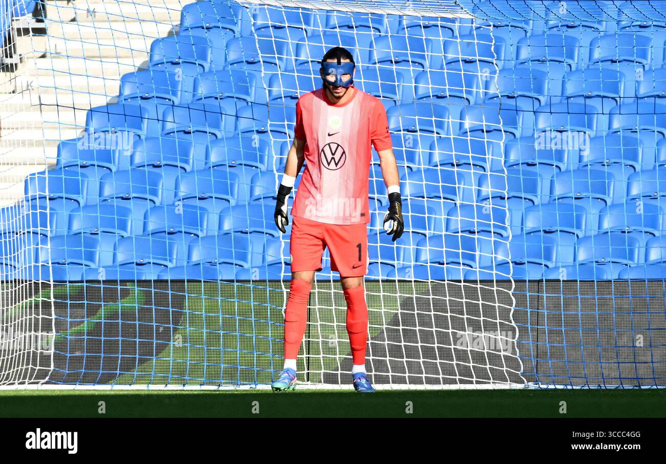 Kamil Grabara portiere Wolfsburg indossa una maschera protettiva durante l'amichevole pre-stagione tra Brighton e Hove Albion e VfL Wolfsburg all'American Express Stadium, Regno Unito - 9 agosto 2025 foto Simon Dack / Telephoto Images solo uso editoriale. Niente merchandising. Per le immagini di calcio si applicano restrizioni fa e Premier League inc. Non è consentito l'utilizzo di Internet/dispositivi mobili senza licenza FAPL. Per ulteriori dettagli, contattare Football Dataco Foto Stock