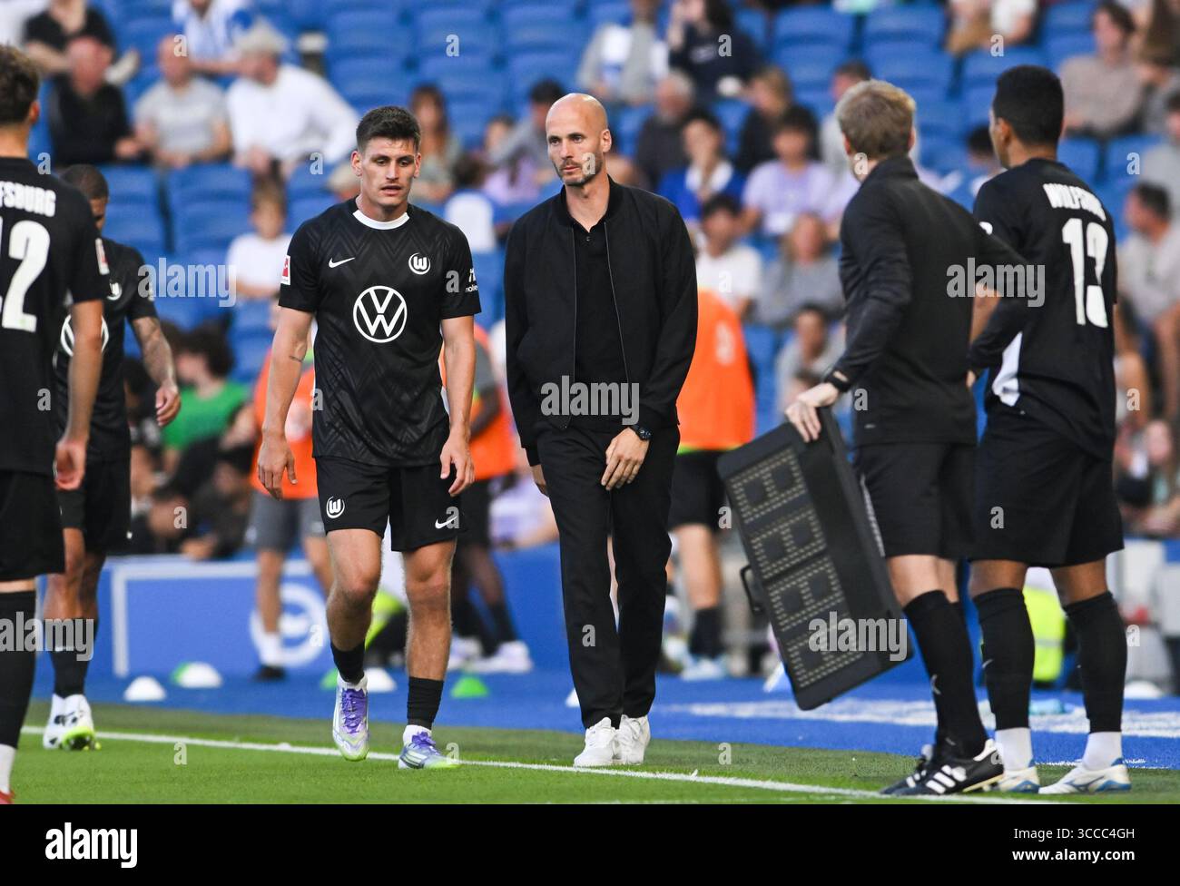 Il capo-allenatore di Wolfsburg Paul Simonis durante l'amichevole pre-stagione tra Brighton e Hove Albion e VfL Wolfsburg all'American Express Stadium, Regno Unito - 9 agosto 2025 foto Simon Dack / Telephoto Images solo uso editoriale. Niente merchandising. Per le immagini di calcio si applicano restrizioni fa e Premier League inc. Non è consentito l'utilizzo di Internet/dispositivi mobili senza licenza FAPL. Per ulteriori dettagli, contattare Football Dataco Foto Stock